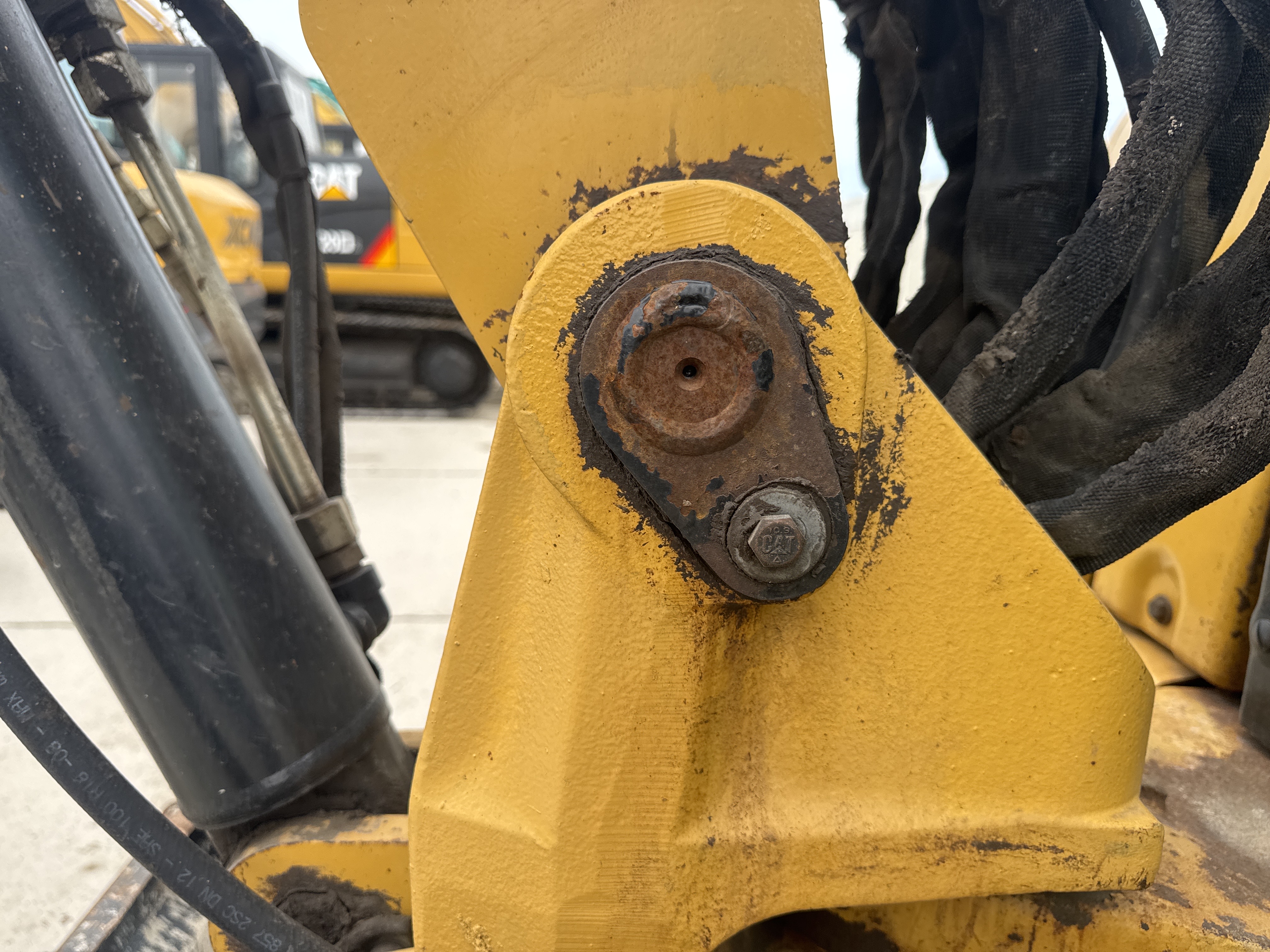 MNX-021-Cat-305E2-Mini-excavators-inspection-Chassis-Boom-base-pin-and-bushings-1