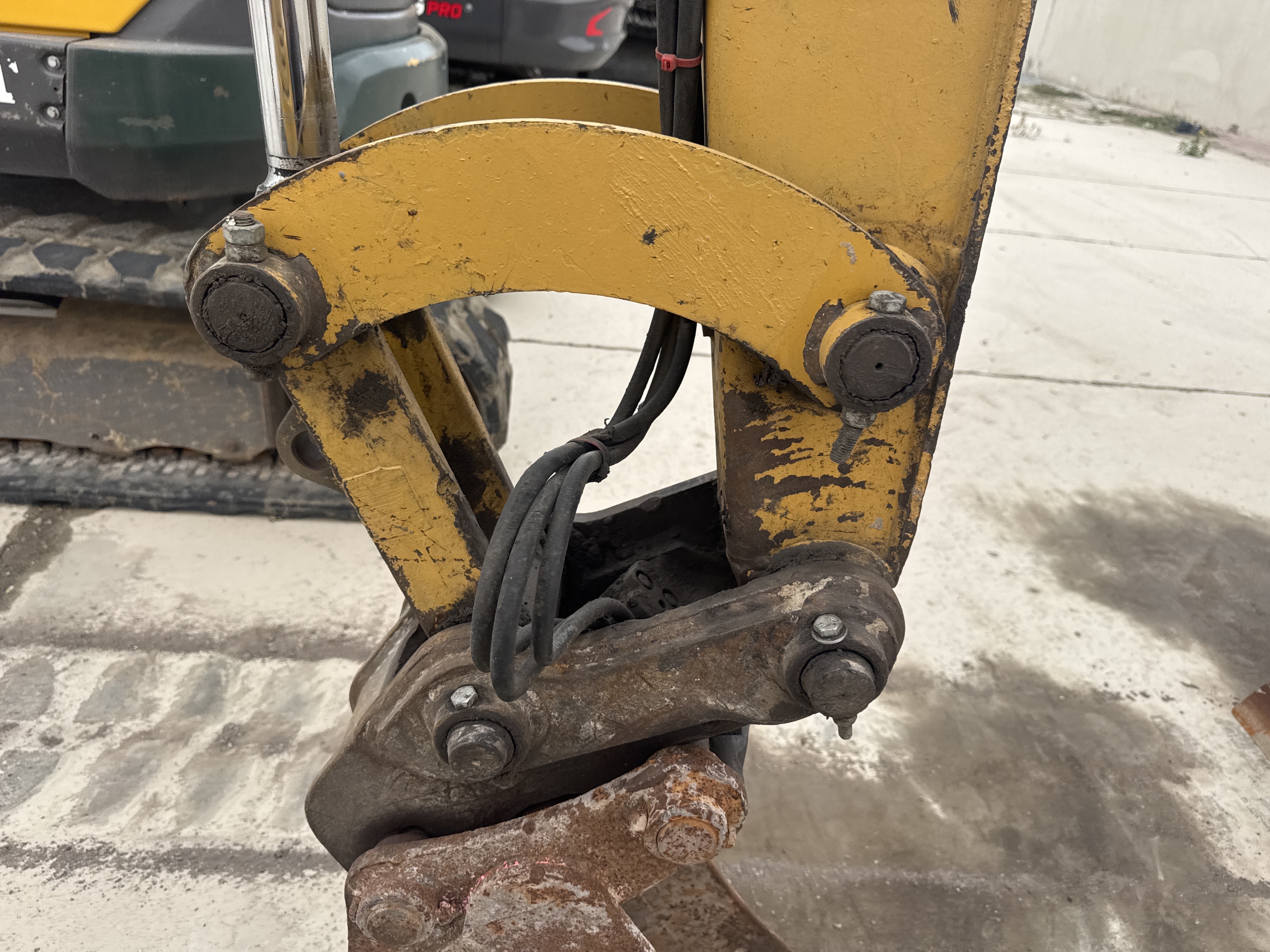 MNX-021-Cat-305E2-Mini-excavators-inspection-Chassis-Pin-and-bushings-stick-to-bucket-1