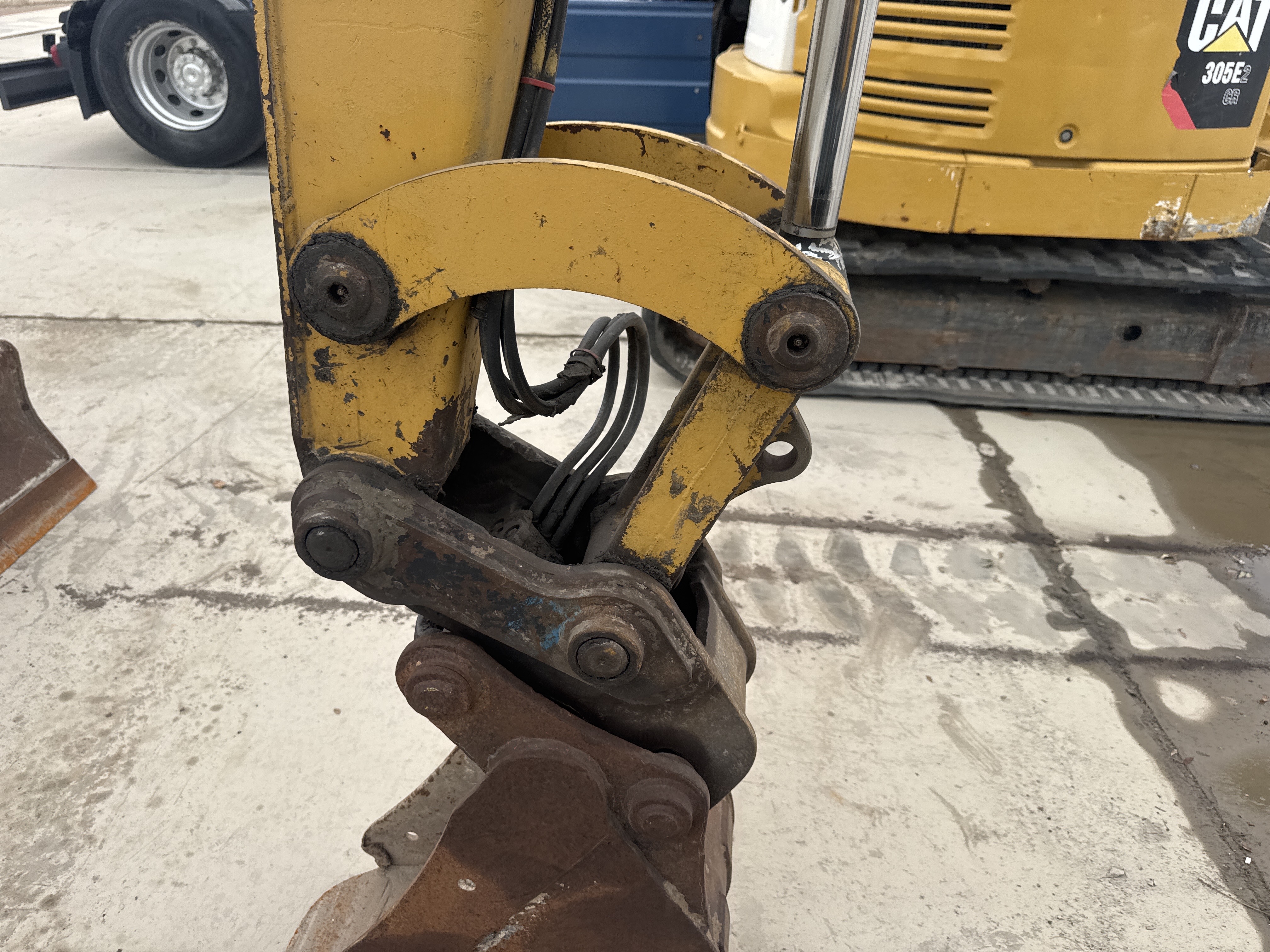 MNX-021-Cat-305E2-Mini-excavators-inspection-Chassis-Pin-and-bushings-stick-to-bucket-1