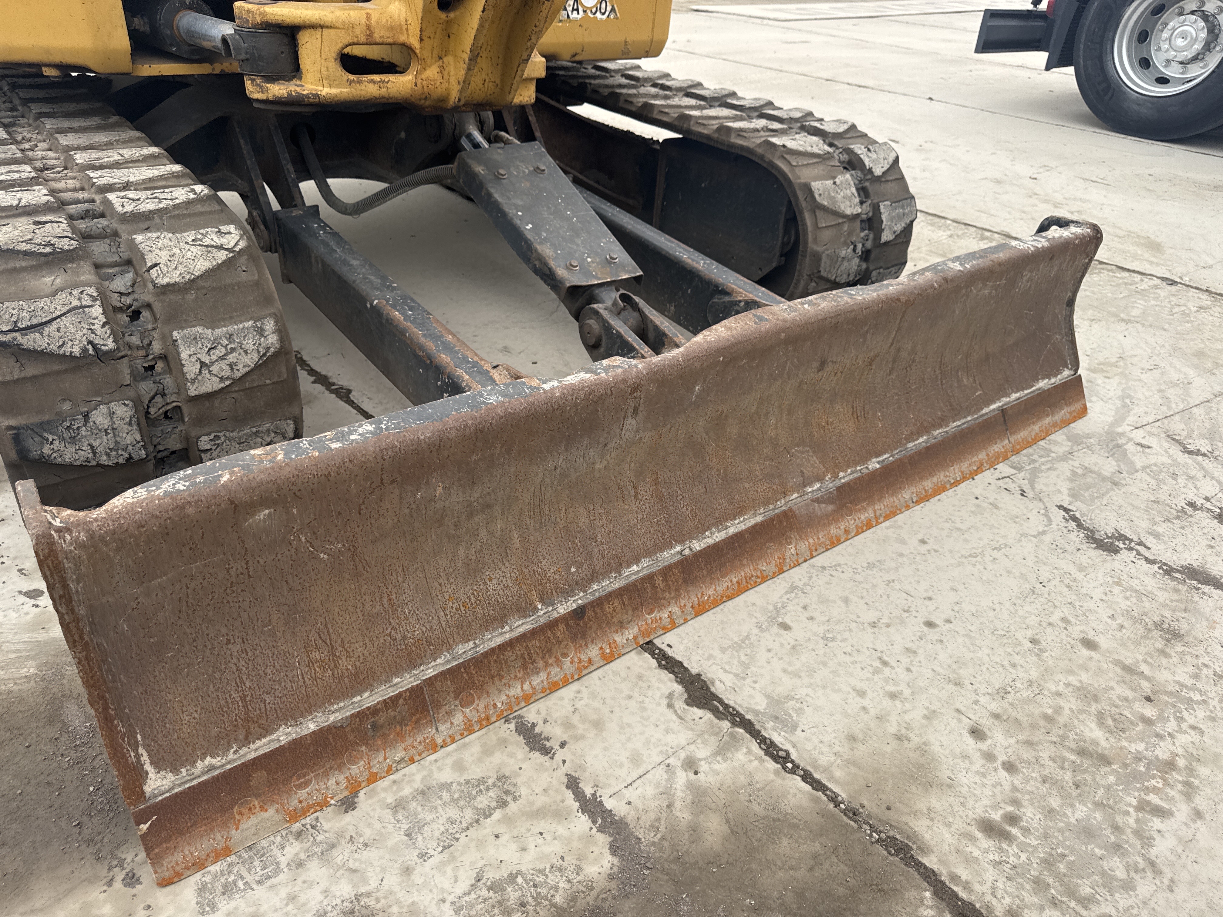 MNX-021-Cat-305E2-Mini-excavators-inspection-Chassis-Dozer-blade-1