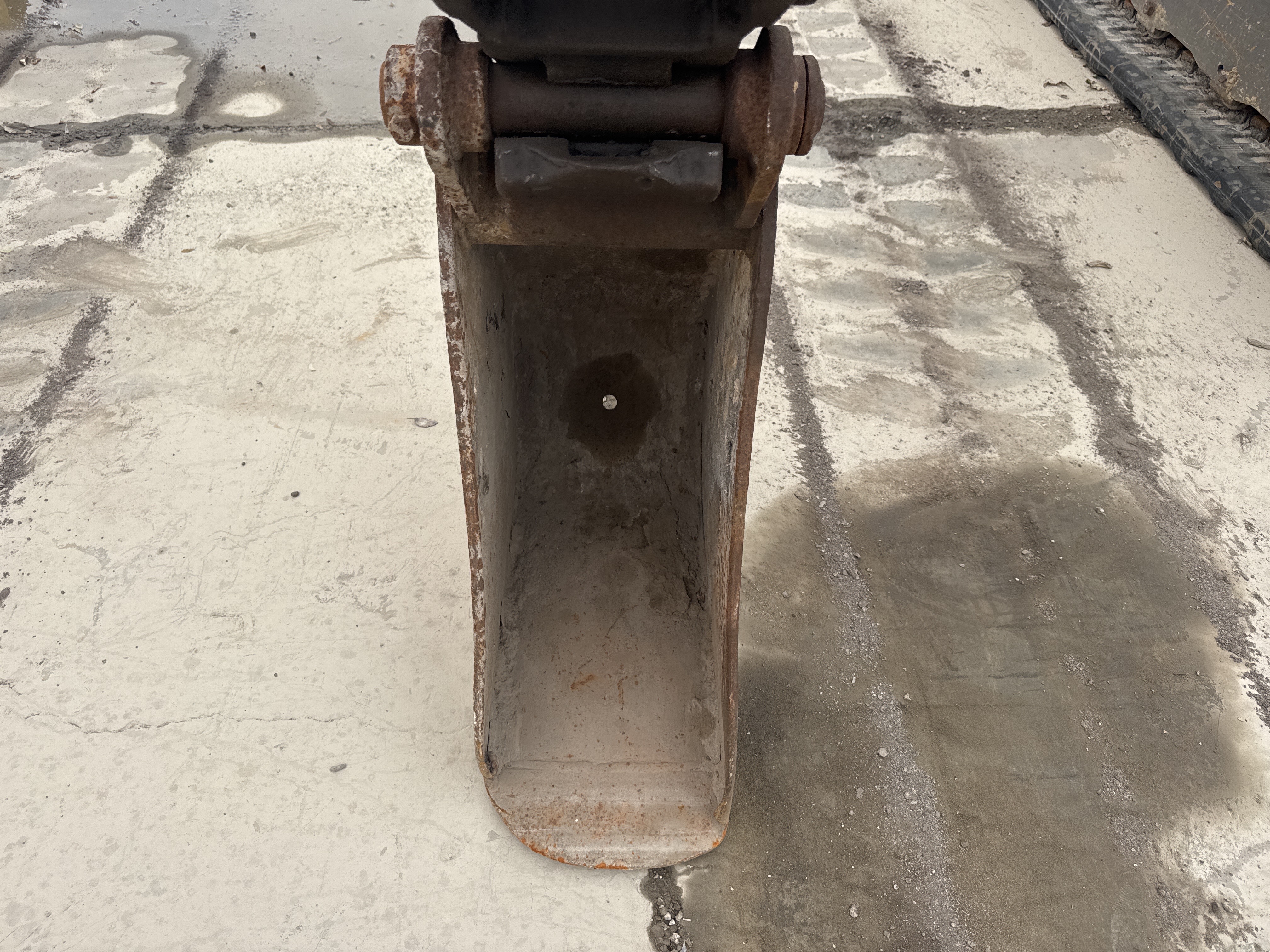 MNX-021-Cat-305E2-Mini-excavators-inspection-Attachment-Excavator-bucket-1