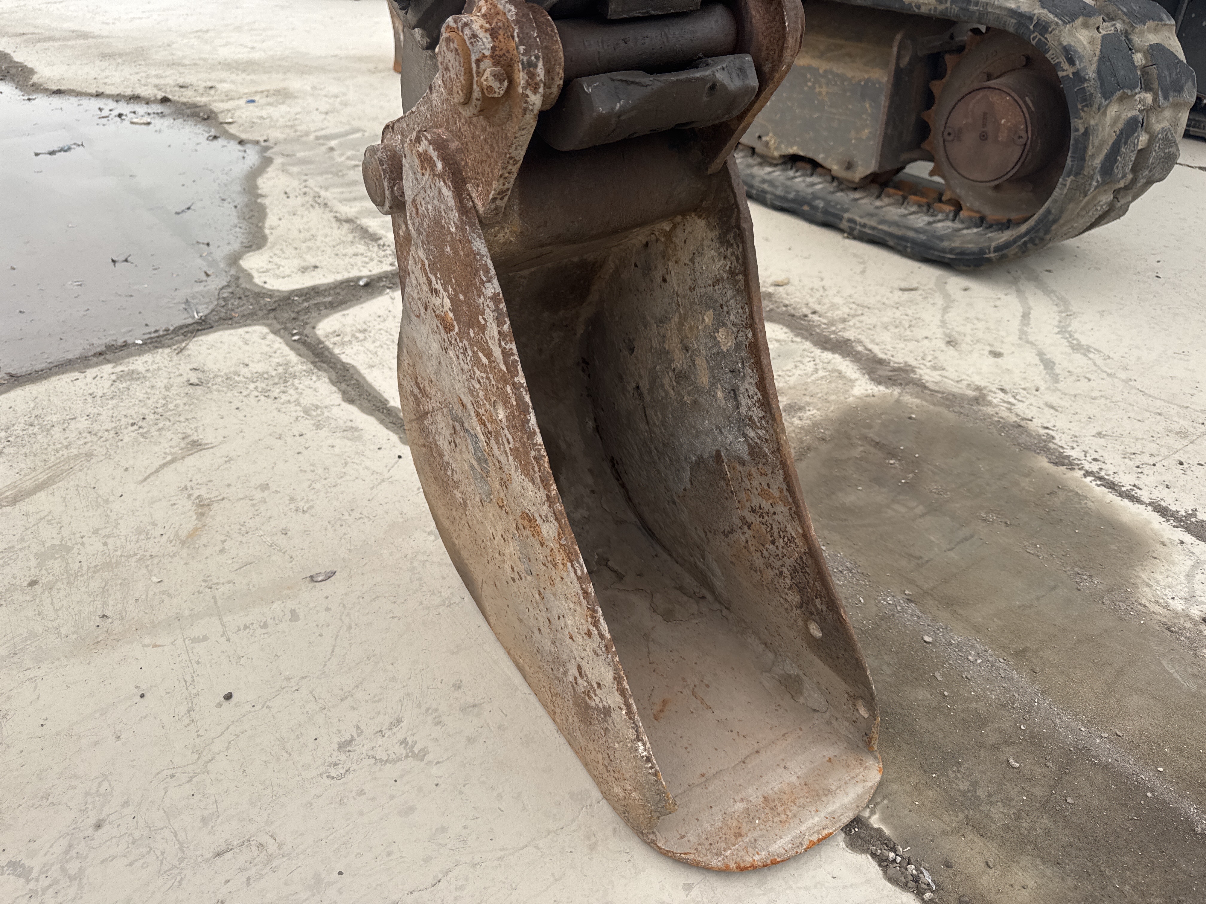 MNX-021-Cat-305E2-Mini-excavators-inspection-Attachment-Excavator-bucket-1