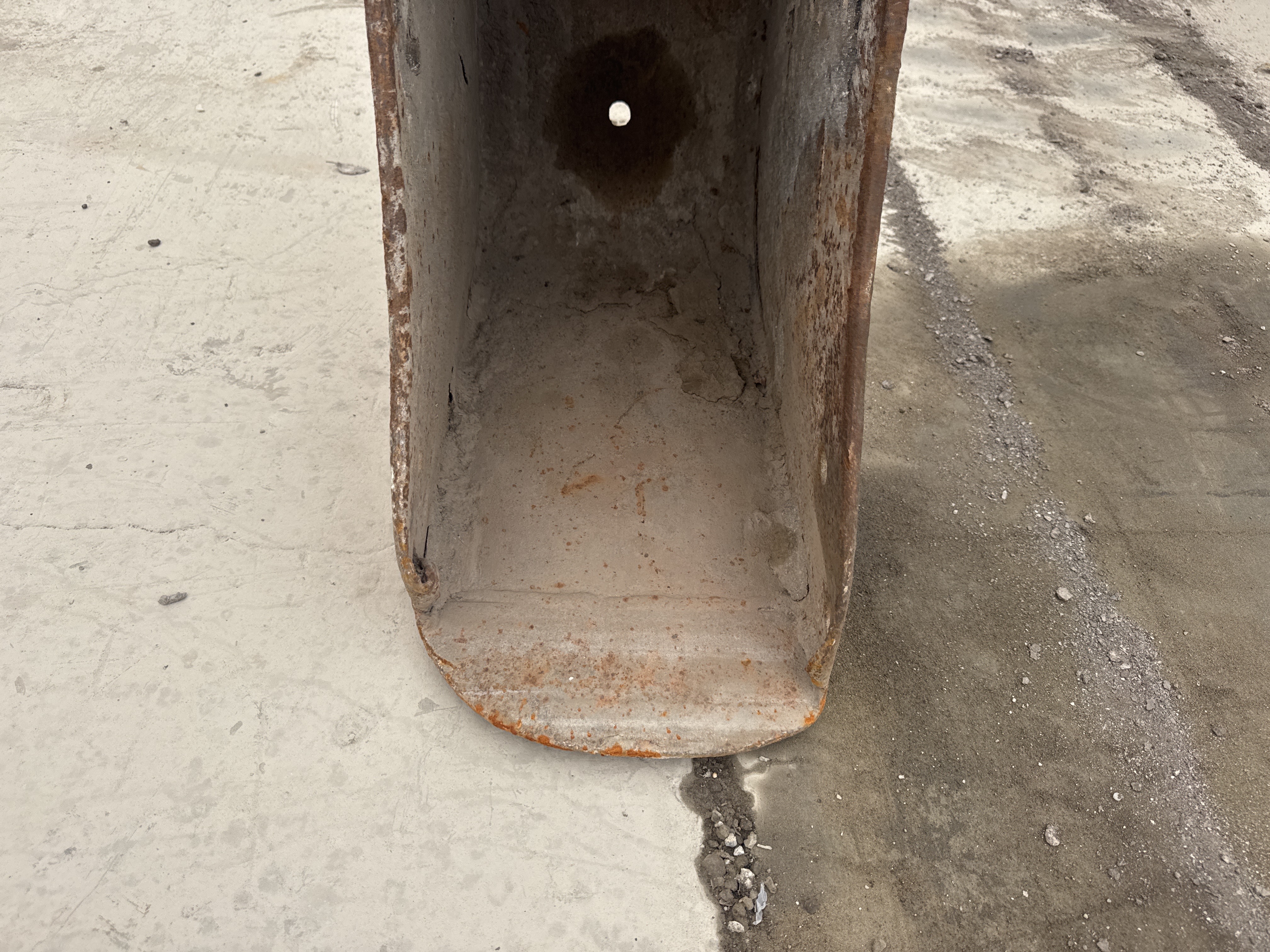 MNX-021-Cat-305E2-Mini-excavators-inspection-Attachment-Excavator-bucket-teeth-condition-1