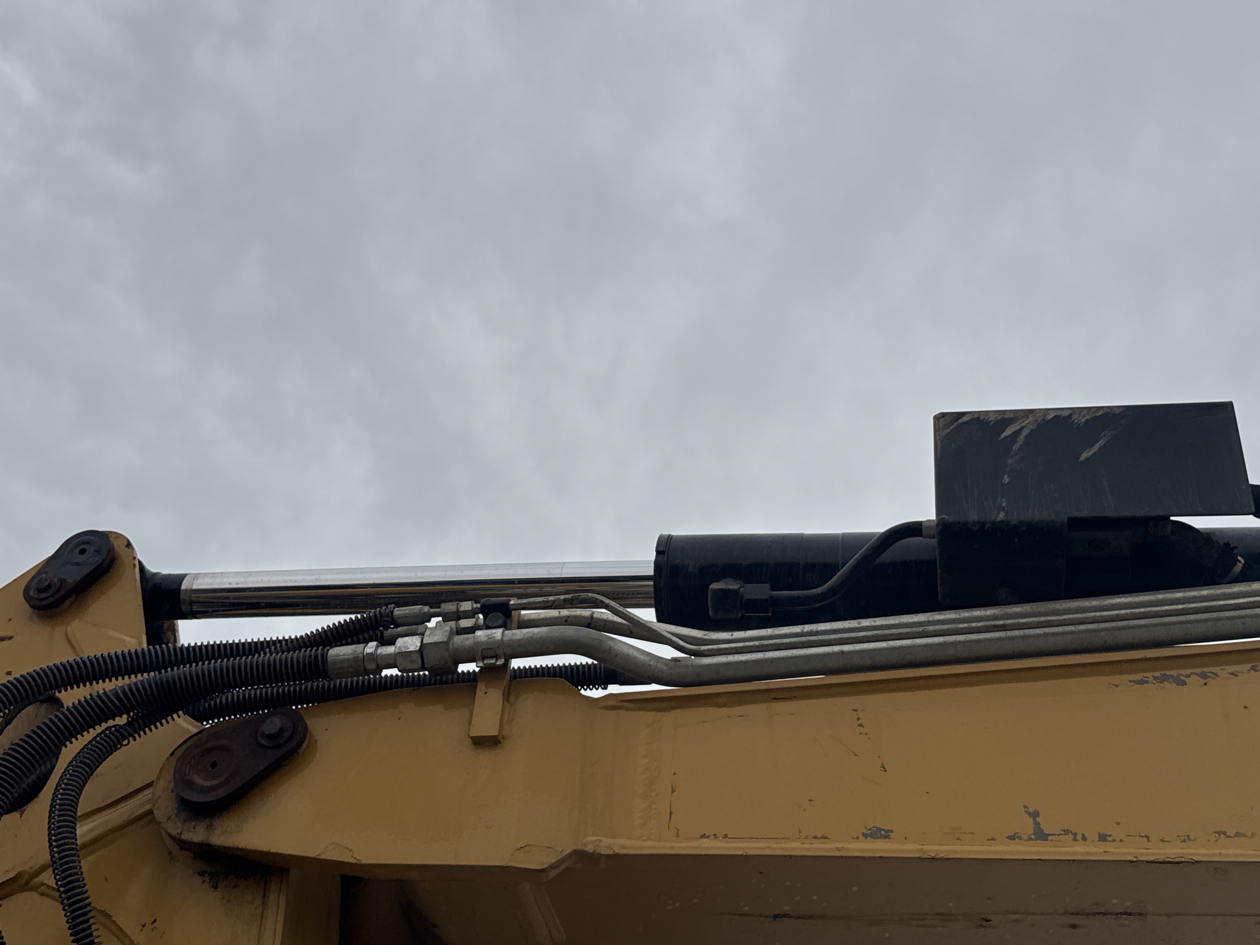 MNX-021-Cat-305E2-Mini-excavators-inspection-Hydraulics-Stick-cylinder-1