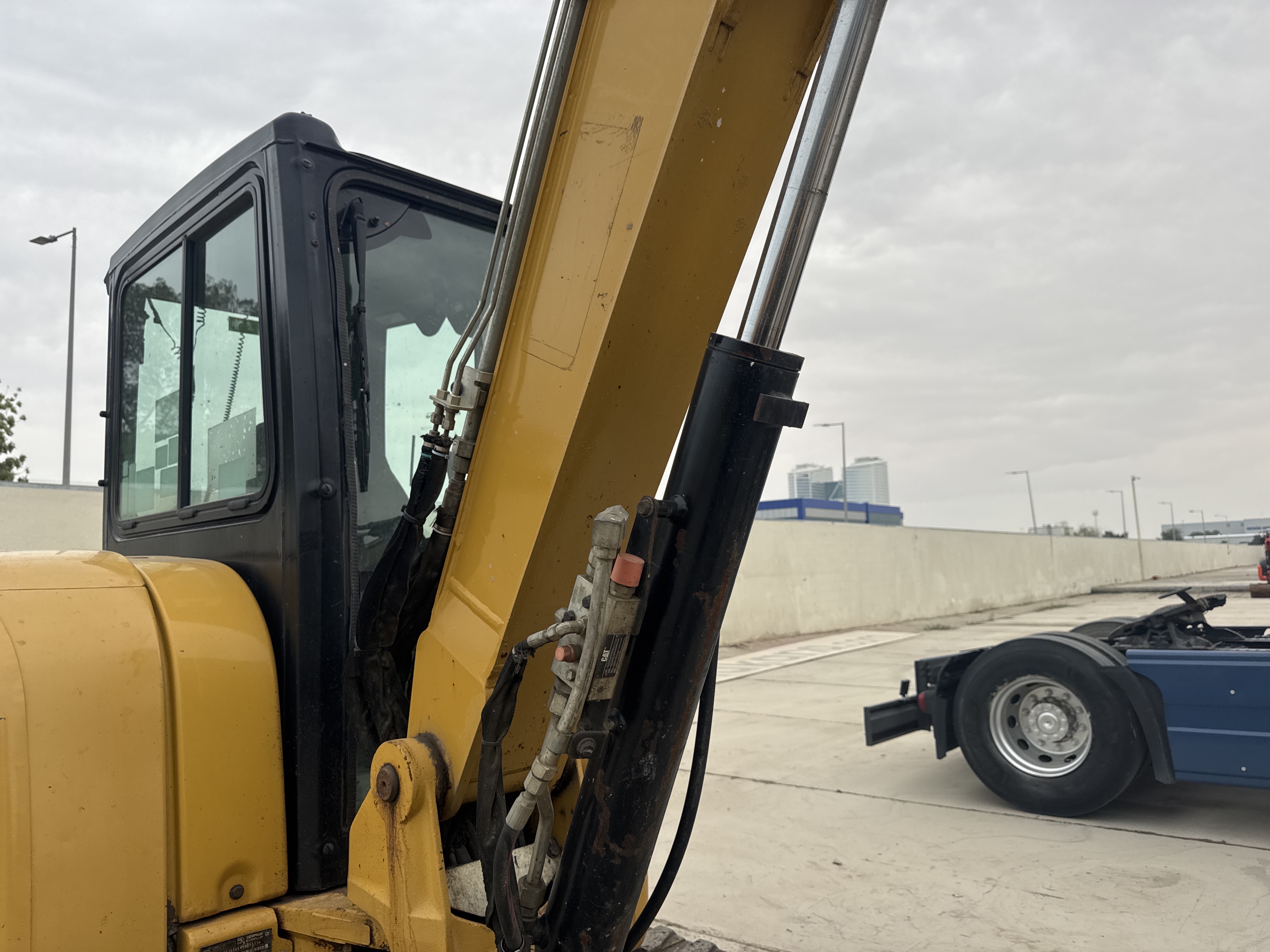 MNX-021-Cat-305E2-Mini-excavators-inspection-Hydraulics-Boom-lift-cylinder-1