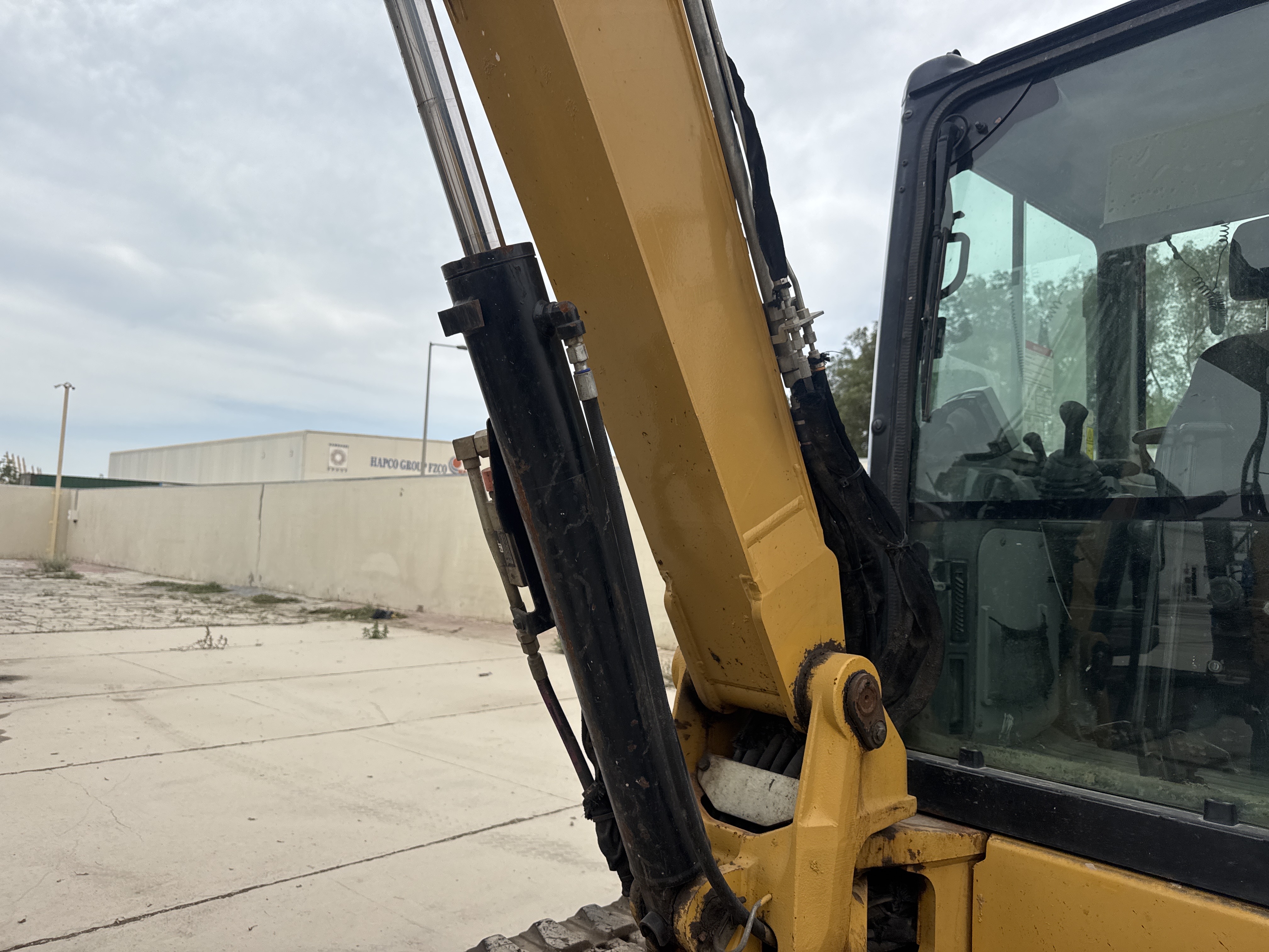 MNX-021-Cat-305E2-Mini-excavators-inspection-Hydraulics-Boom-lift-cylinder-1
