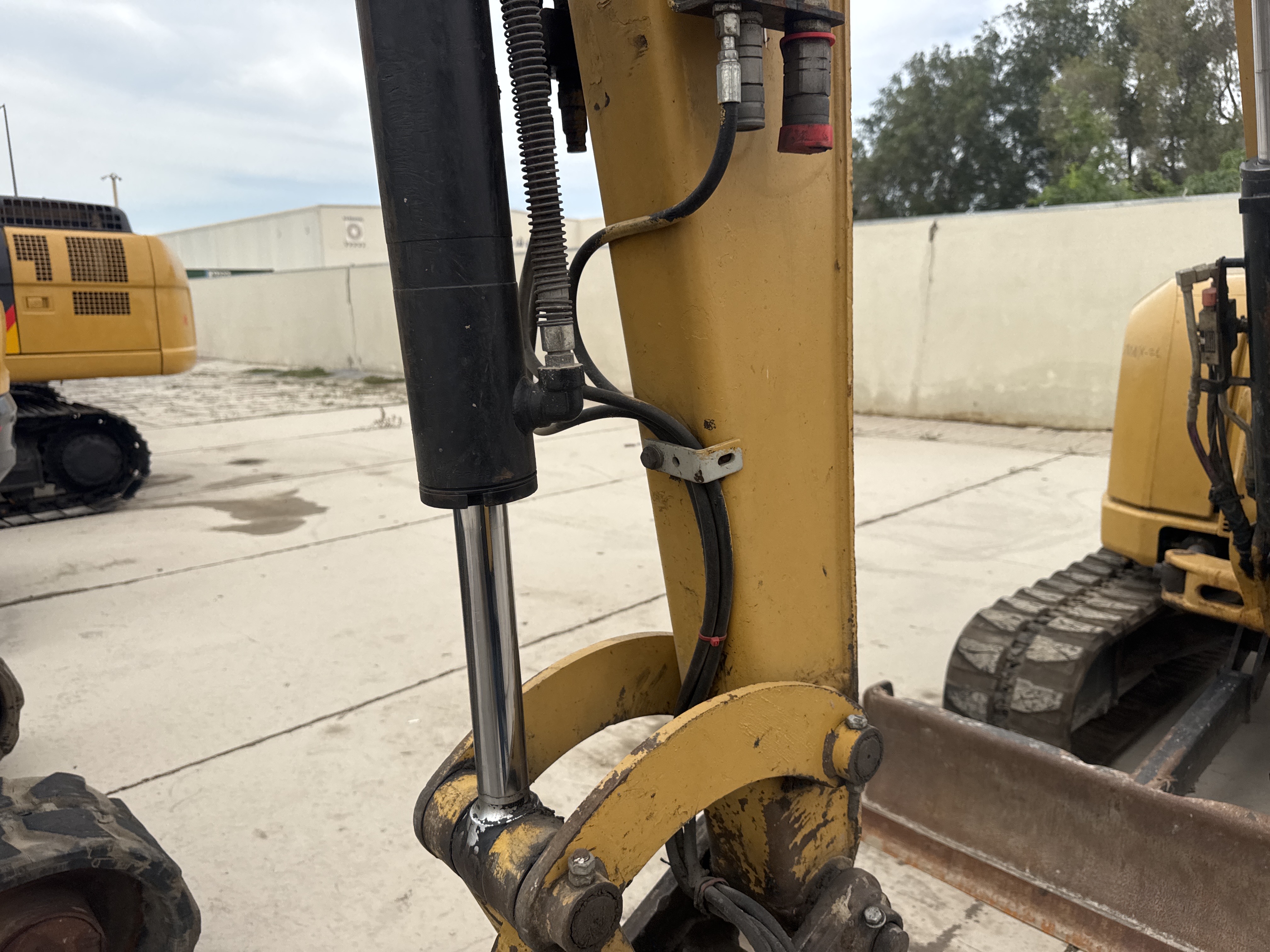 MNX-021-Cat-305E2-Mini-excavators-inspection-Hydraulics-Bucket-cylinder-1