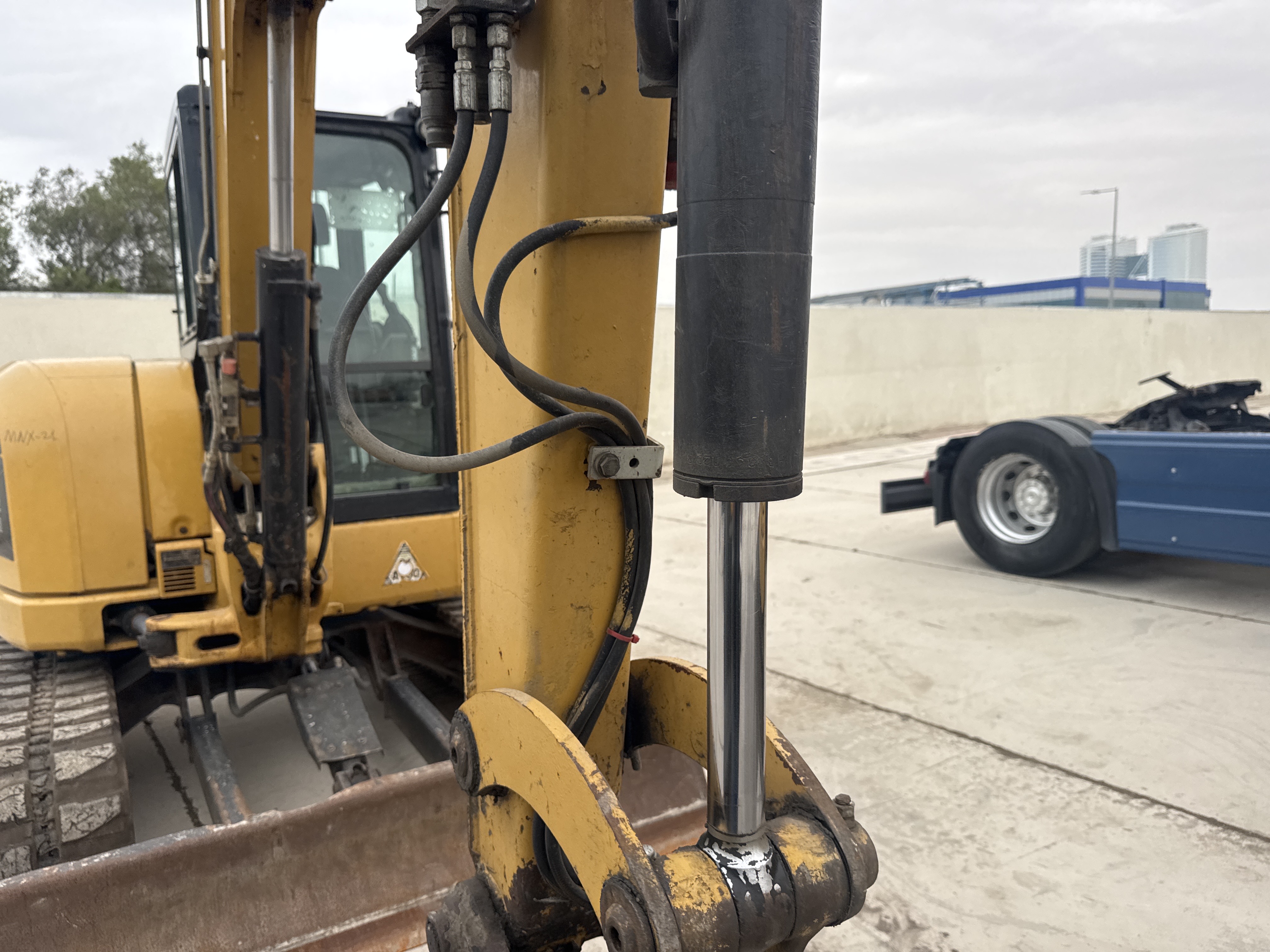 MNX-021-Cat-305E2-Mini-excavators-inspection-Hydraulics-Bucket-cylinder-1
