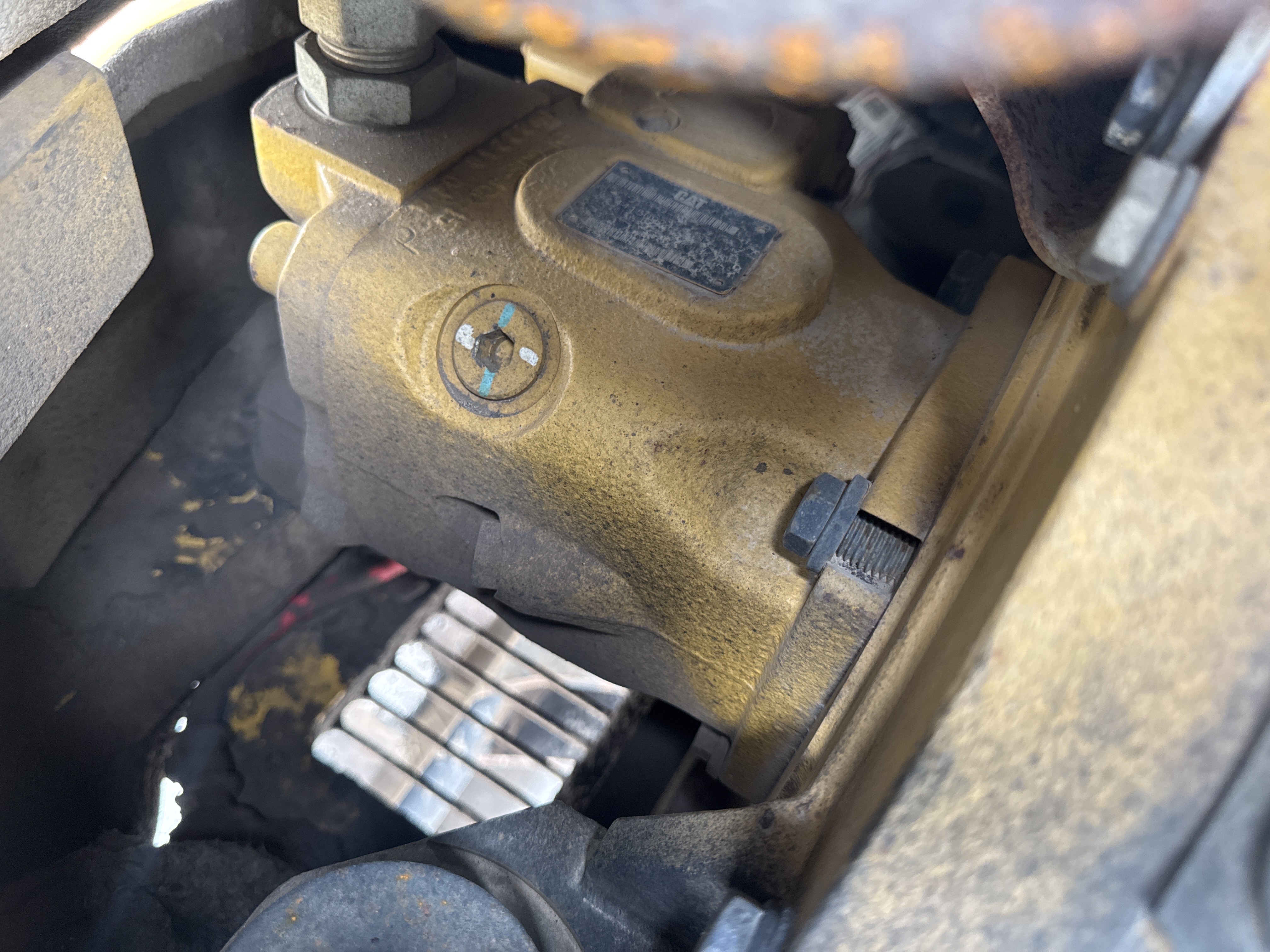 MNX-021-Cat-305E2-Mini-excavators-inspection-Hydraulics-Hydraulic-pump-1