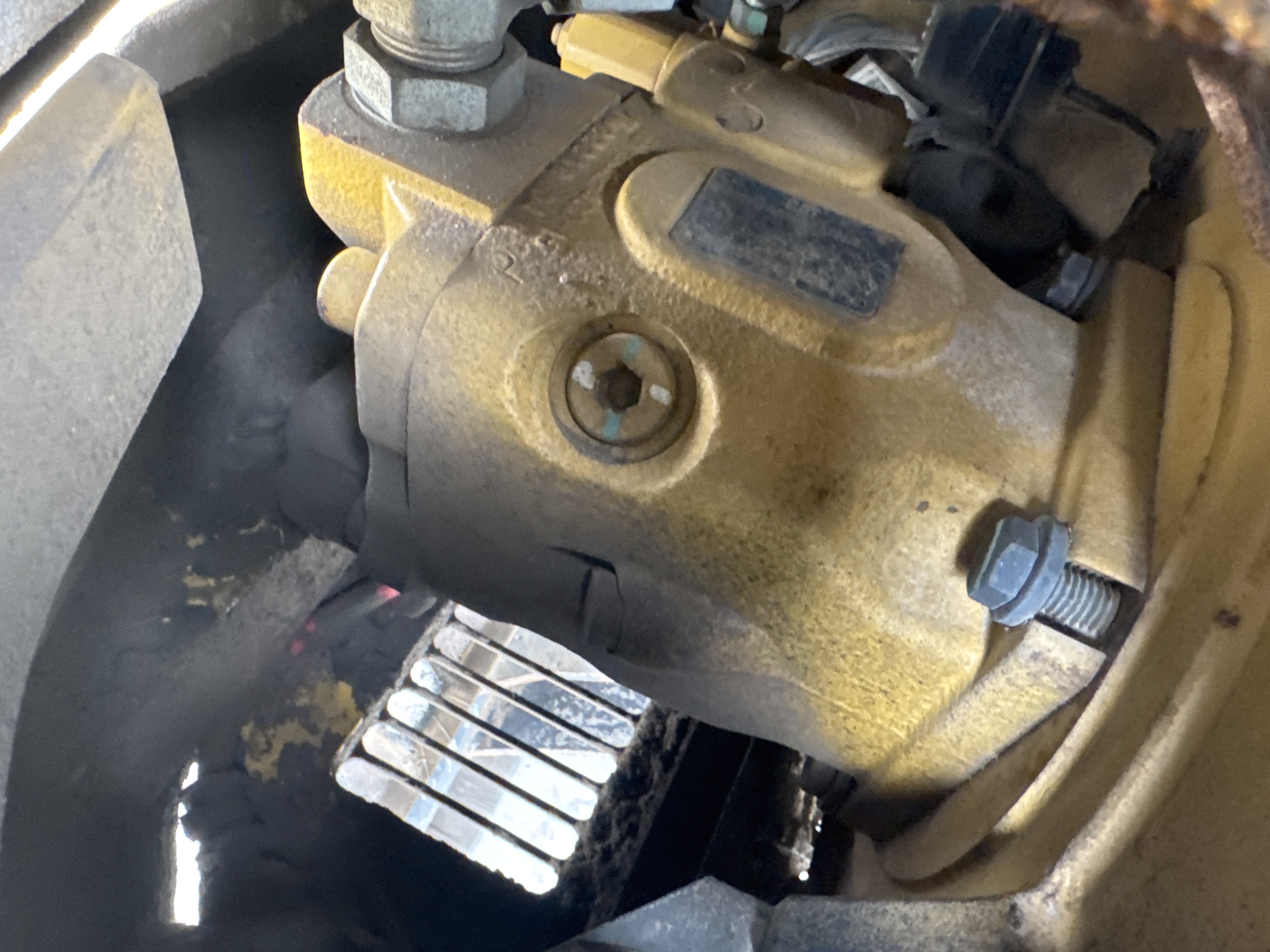 MNX-021-Cat-305E2-Mini-excavators-inspection-Hydraulics-Hydraulic-pump-1