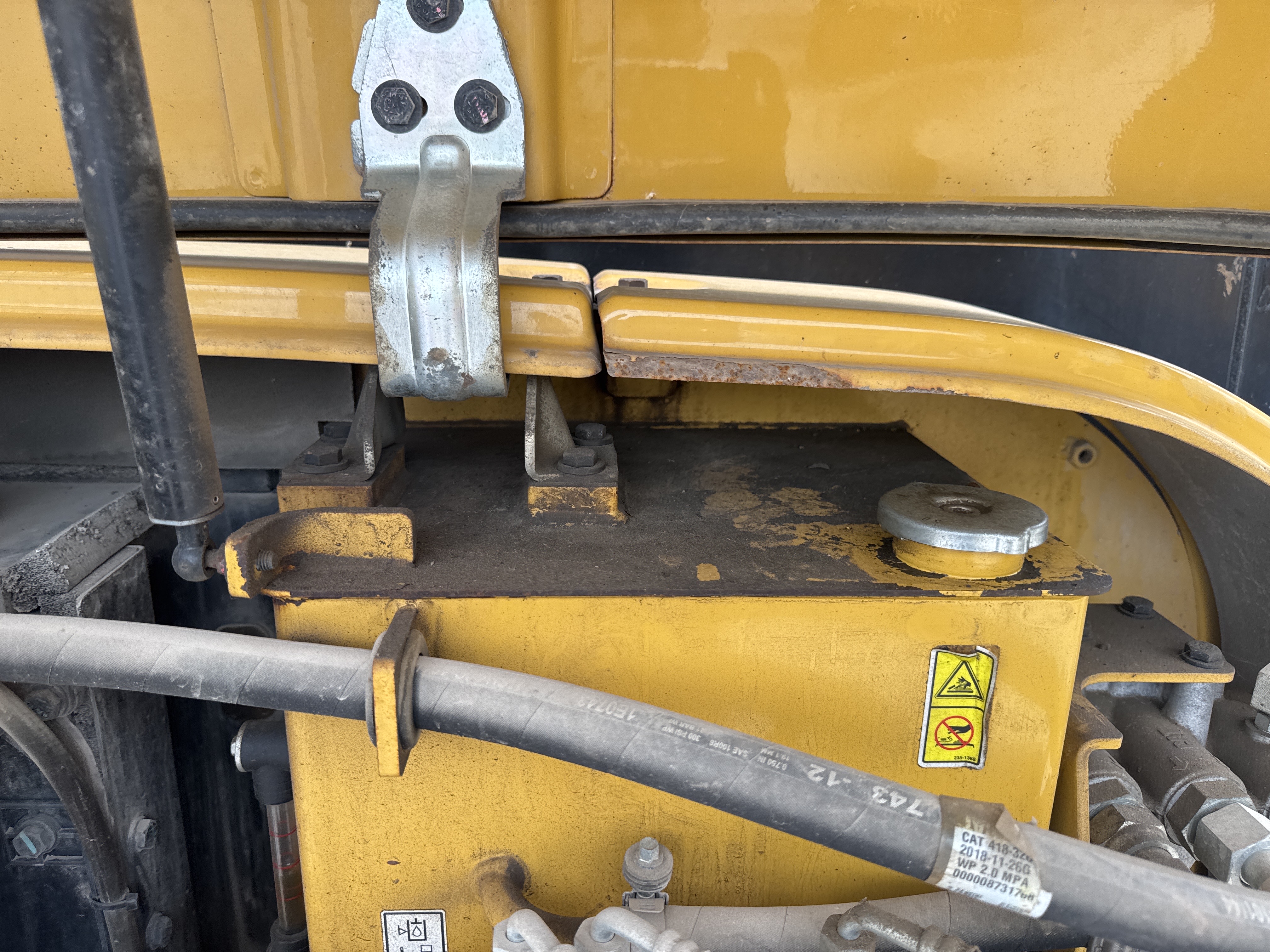MNX-021-Cat-305E2-Mini-excavators-inspection-Hydraulics-Hydraulic-Tank-1