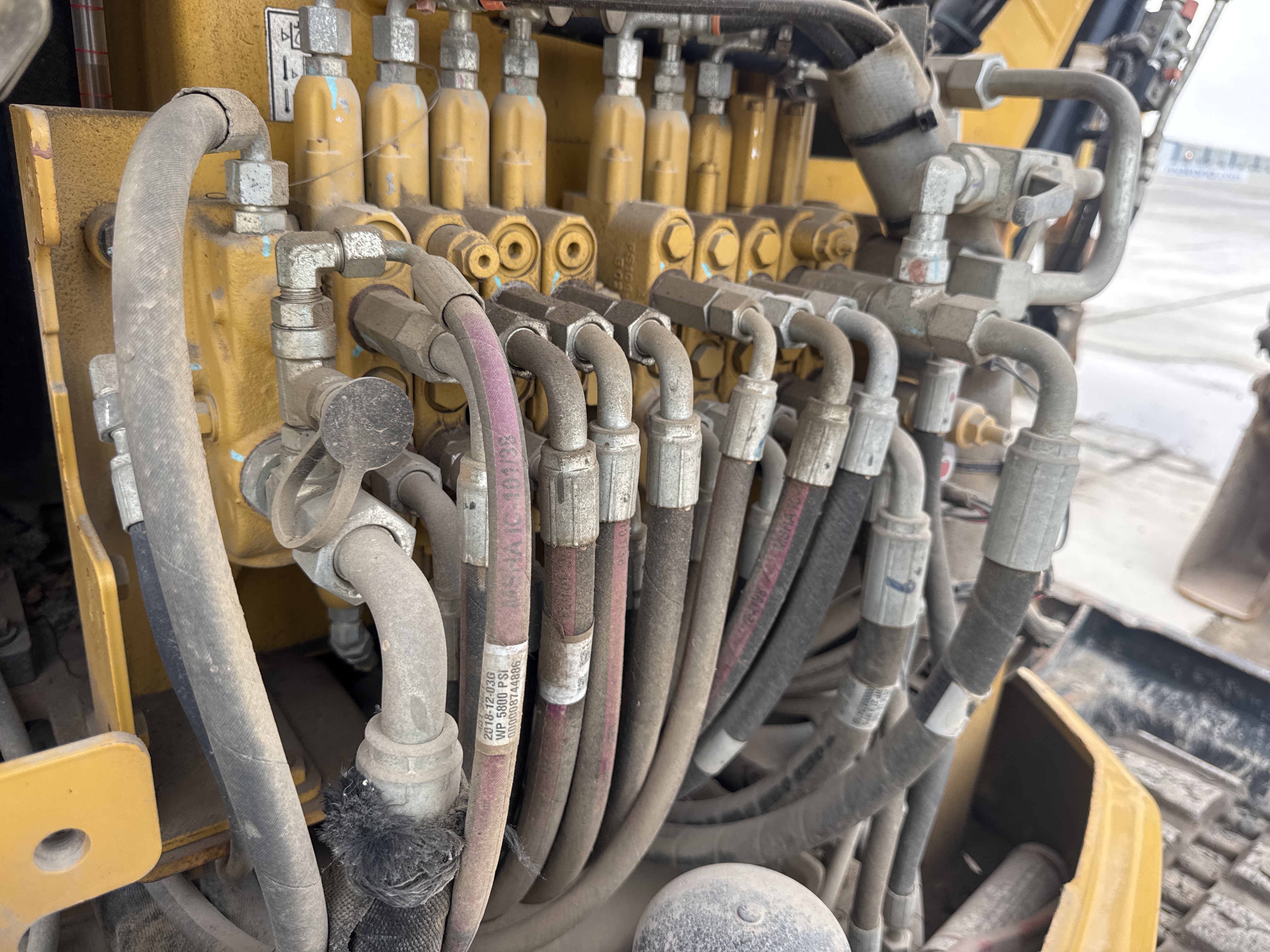 MNX-021-Cat-305E2-Mini-excavators-inspection-Hydraulics-Main-control-valve-(MCV)-1