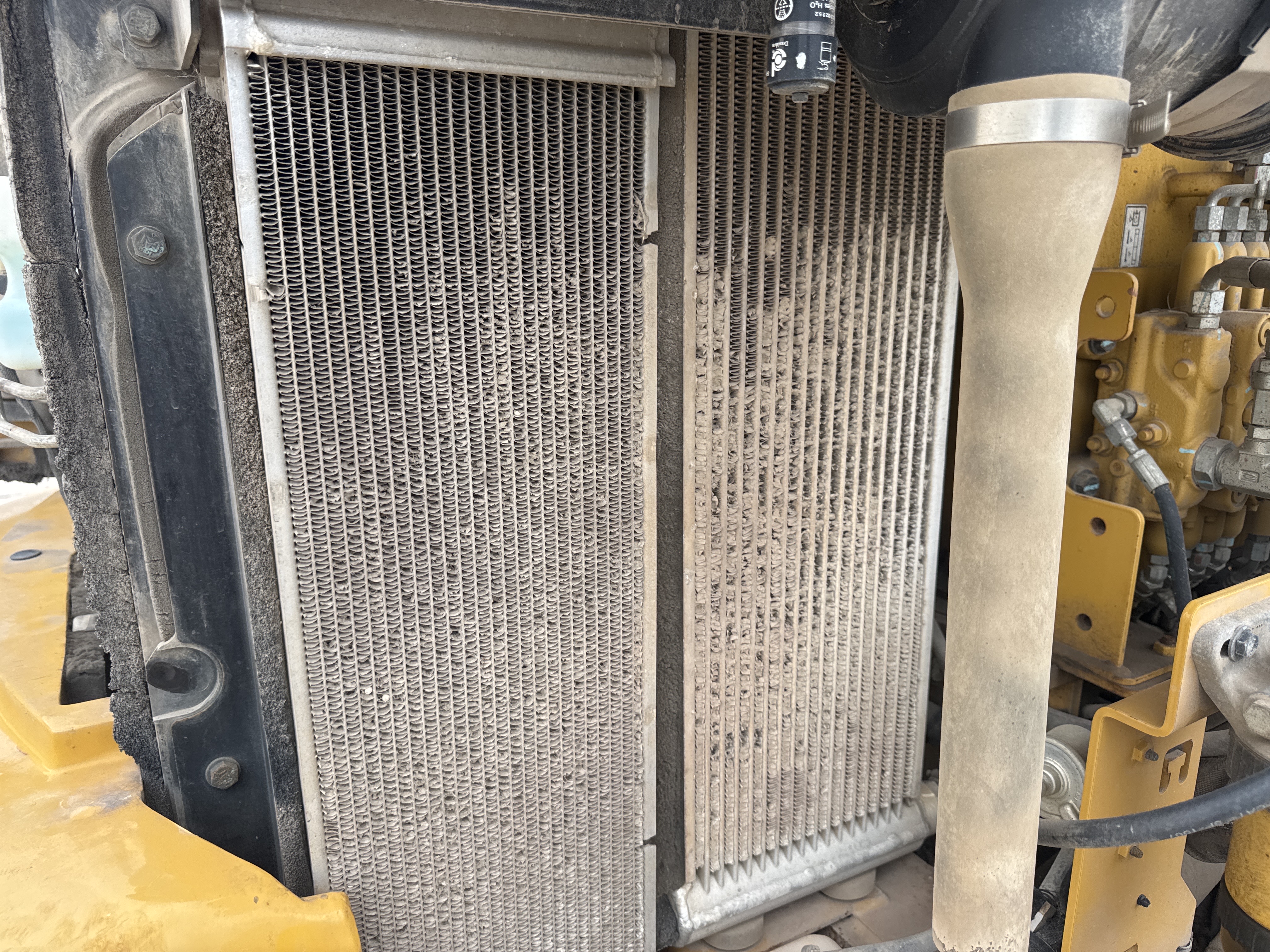 MNX-021-Cat-305E2-Mini-excavators-inspection-Engine-Radiator,-oil-cooler-and-air-cooler-1