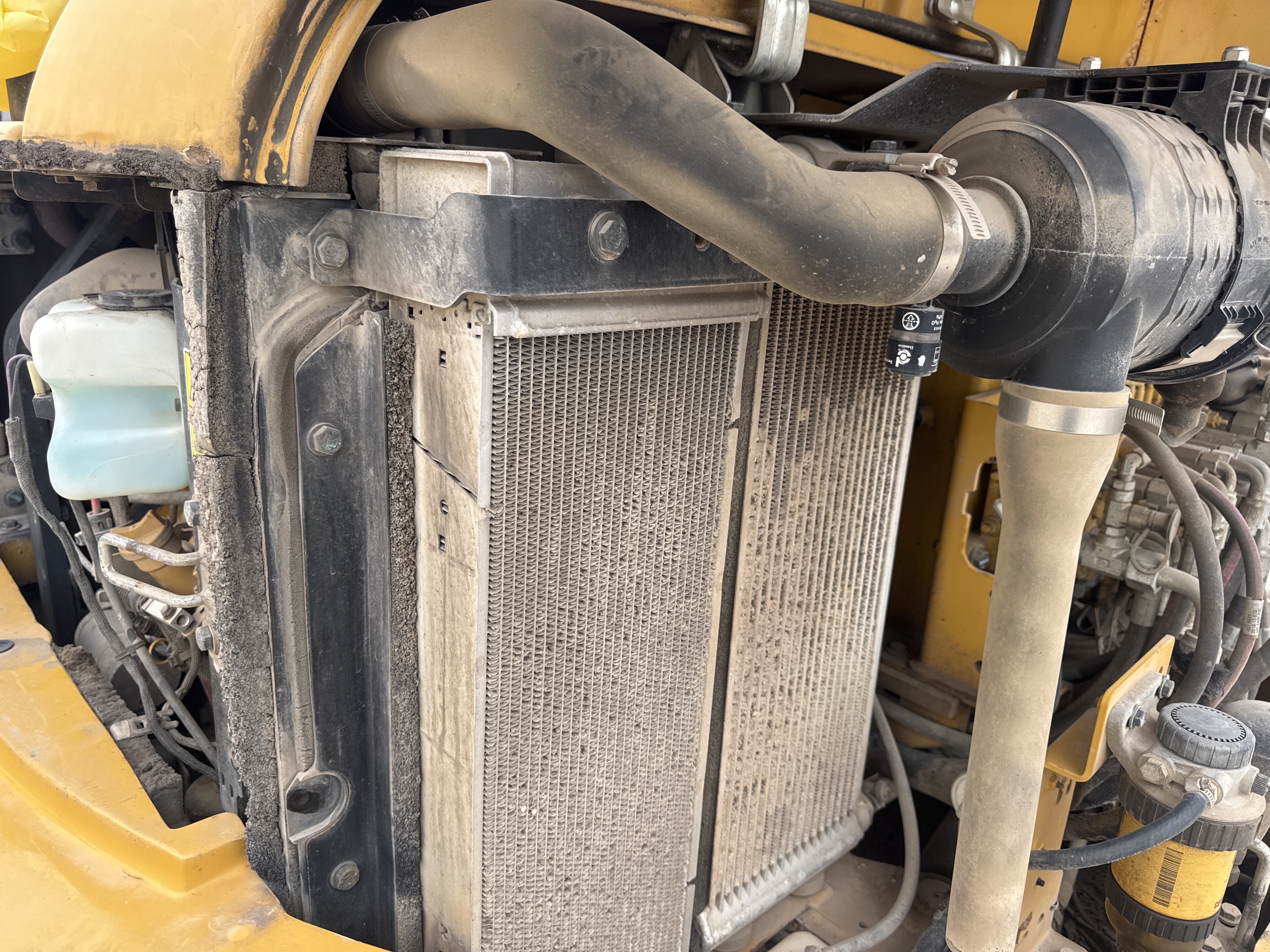 MNX-021-Cat-305E2-Mini-excavators-inspection-Engine-Radiator,-oil-cooler-and-air-cooler-1