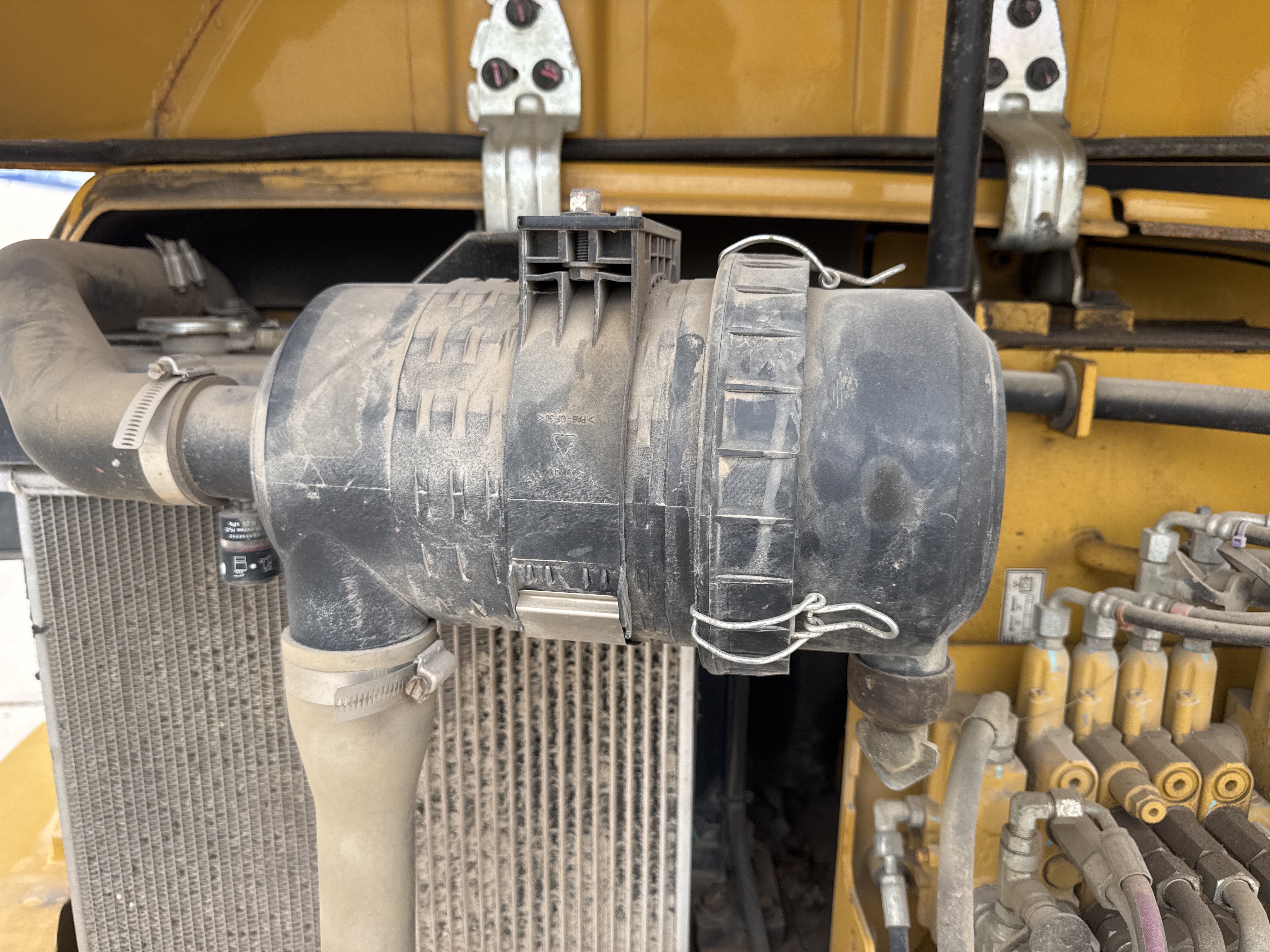 MNX-021-Cat-305E2-Mini-excavators-inspection-Engine-Air-intake-system-1