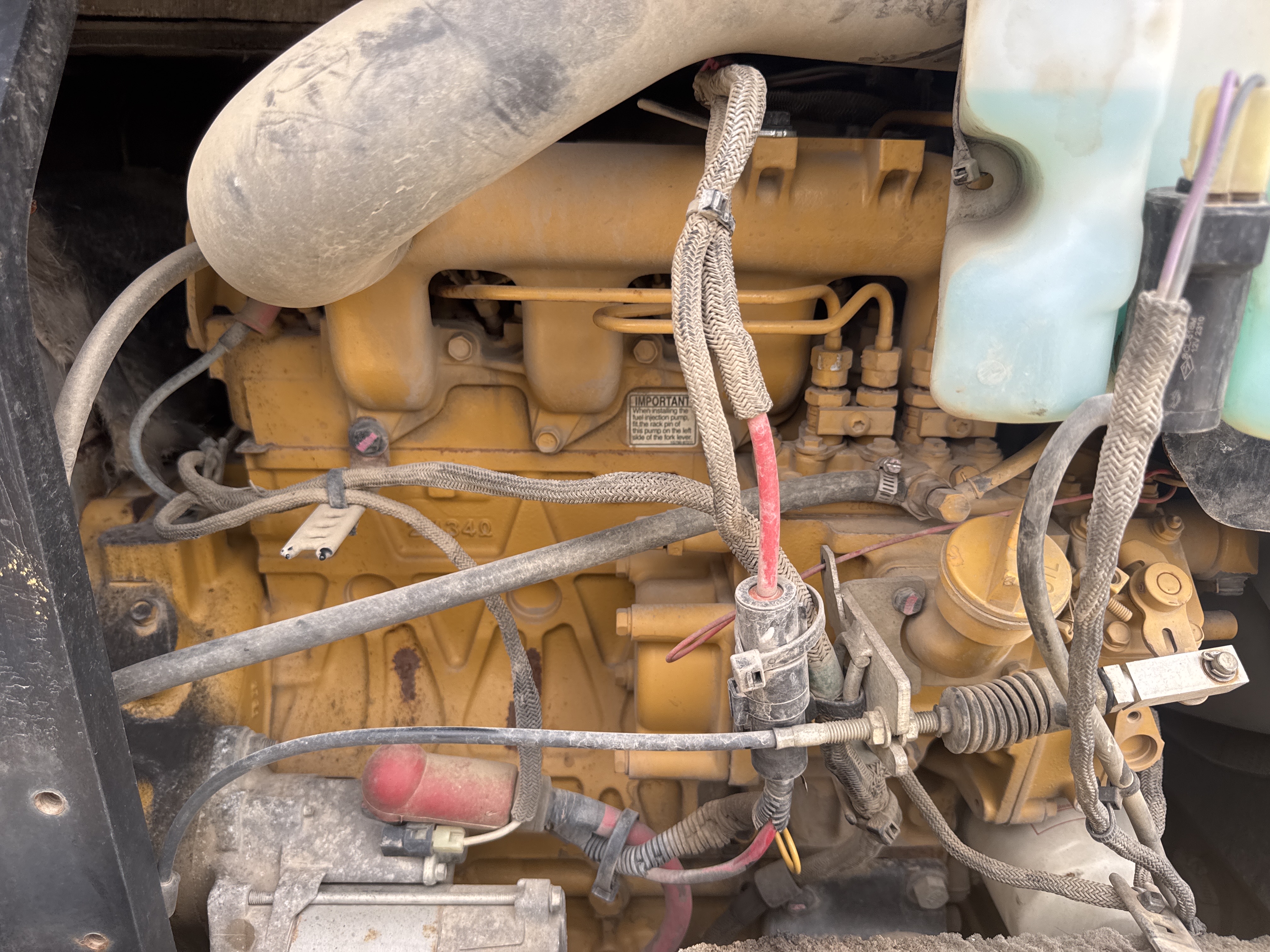 MNX-021-Cat-305E2-Mini-excavators-inspection-Engine-Engine-oil-leaks-1