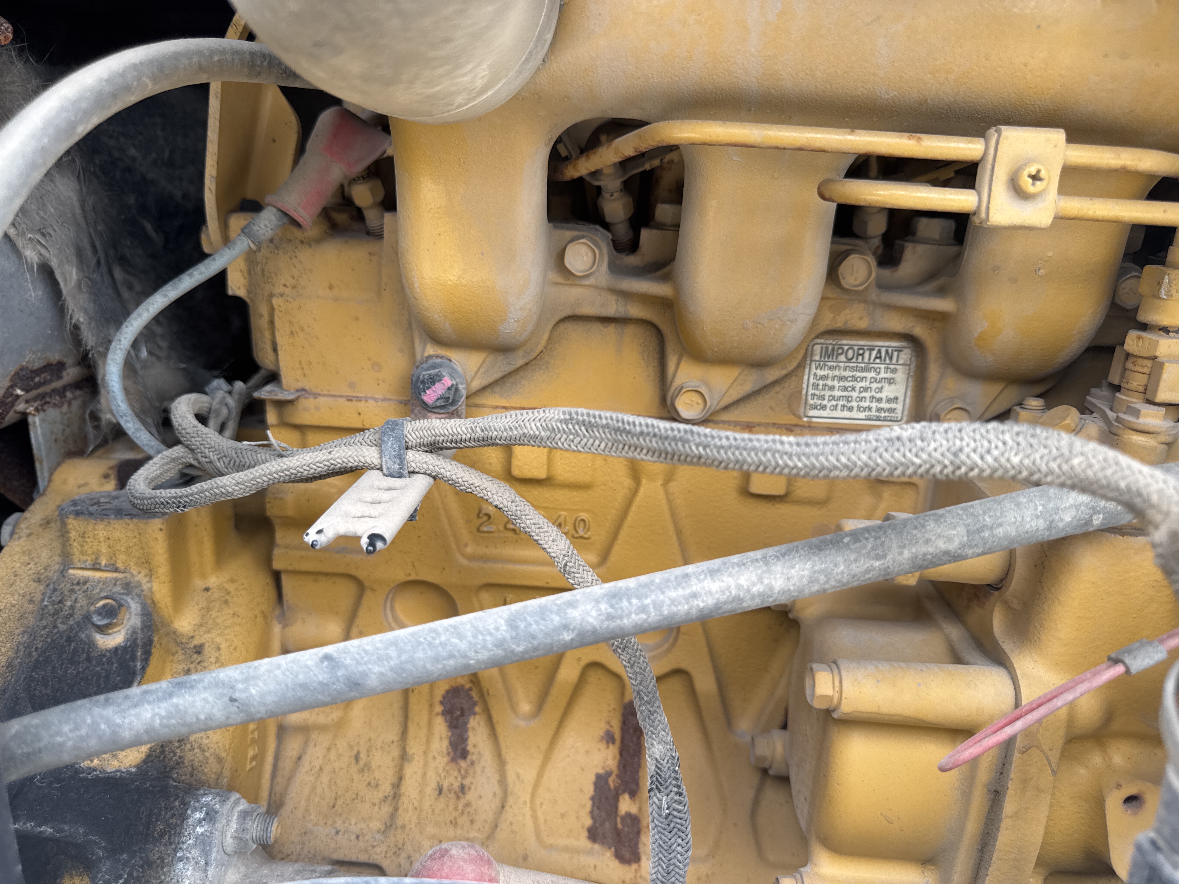 MNX-021-Cat-305E2-Mini-excavators-inspection-Engine-Engine-oil-leaks-1