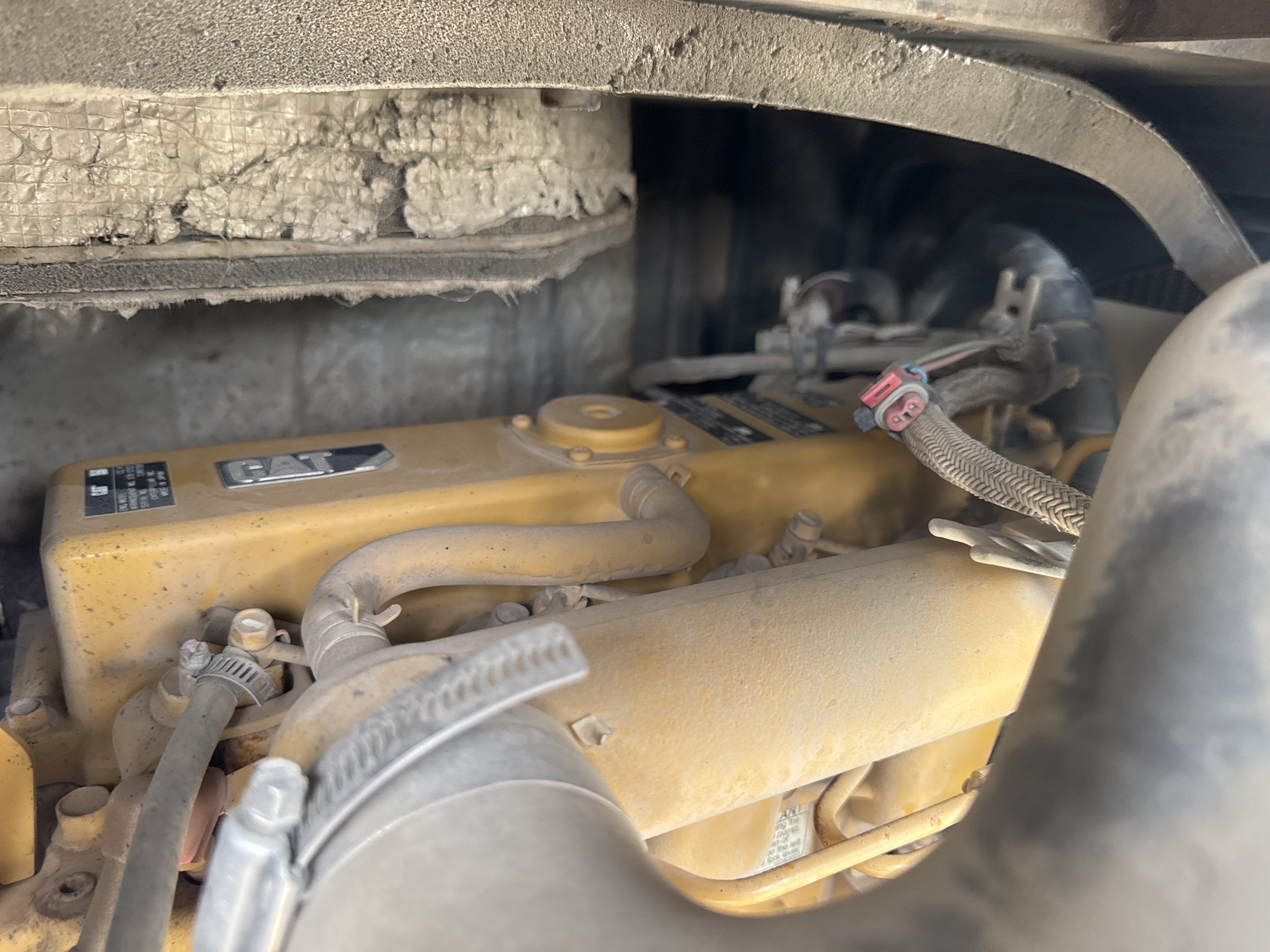 MNX-021-Cat-305E2-Mini-excavators-inspection-Engine-Engine-oil-leaks-1