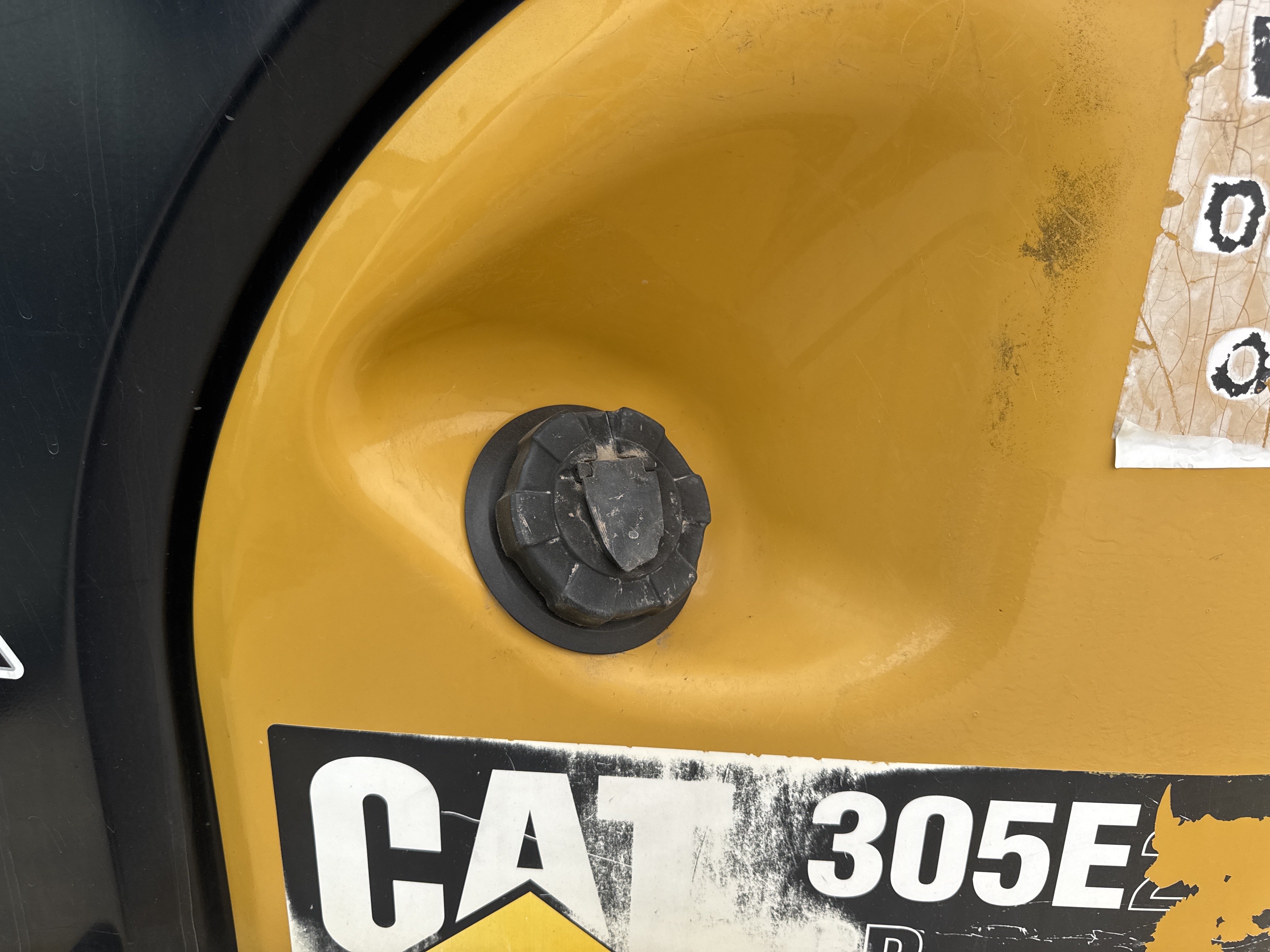 MNX-021-Cat-305E2-Mini-excavators-inspection-Engine-Fuel-tank-1