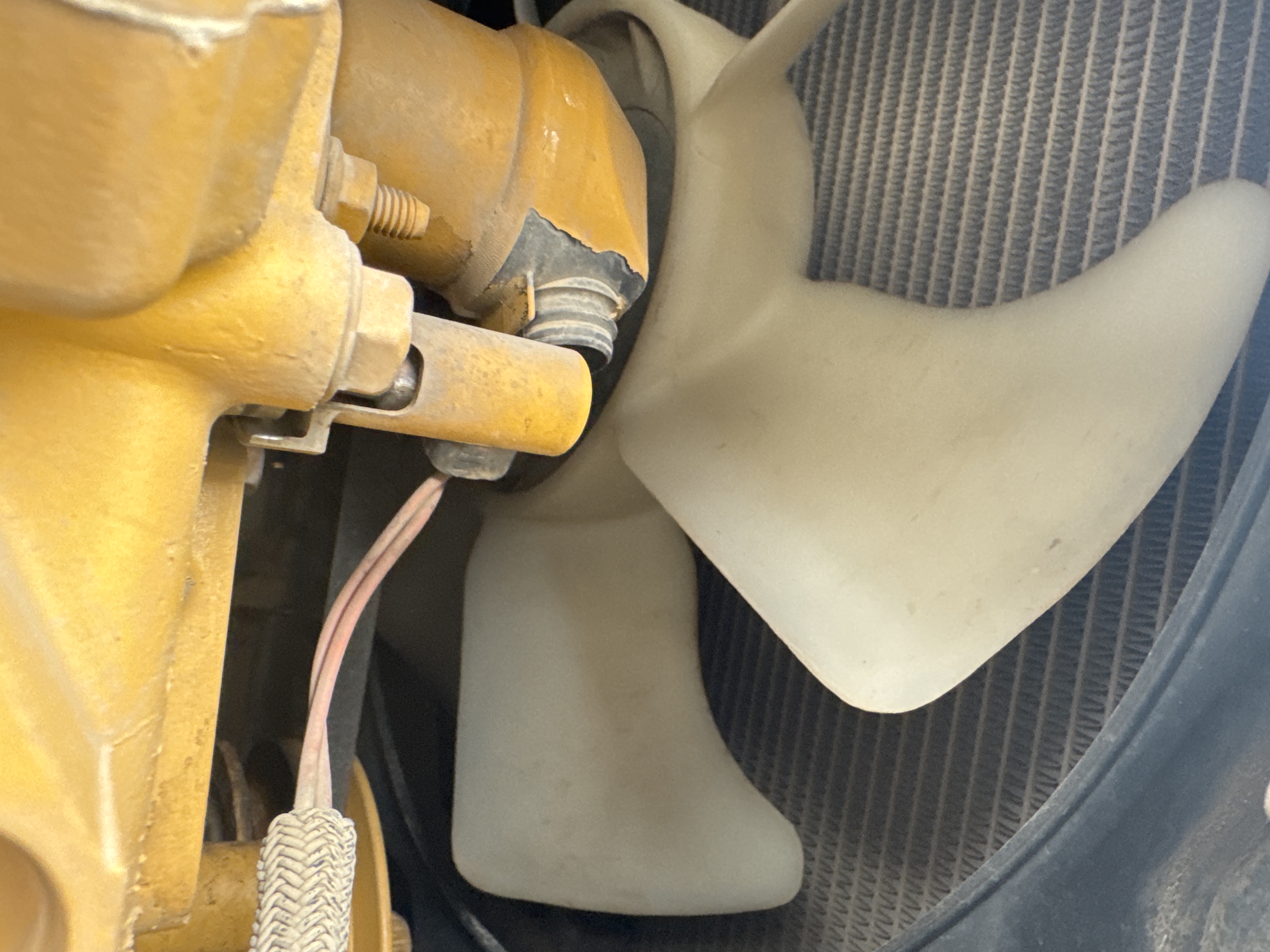 MNX-021-Cat-305E2-Mini-excavators-inspection-Engine-Cooling-fan-and-fan-guard-1