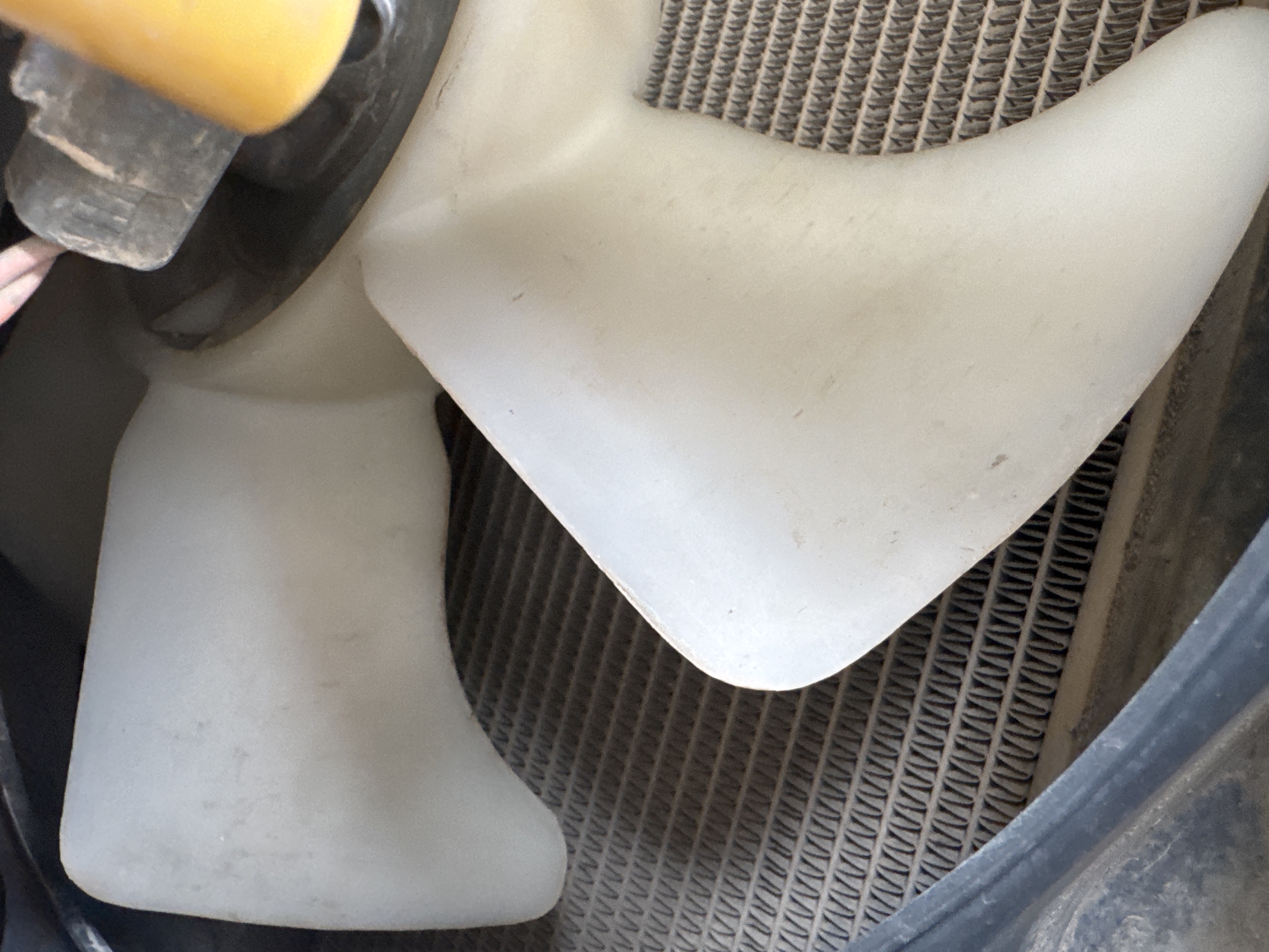 MNX-021-Cat-305E2-Mini-excavators-inspection-Engine-Cooling-fan-and-fan-guard-1