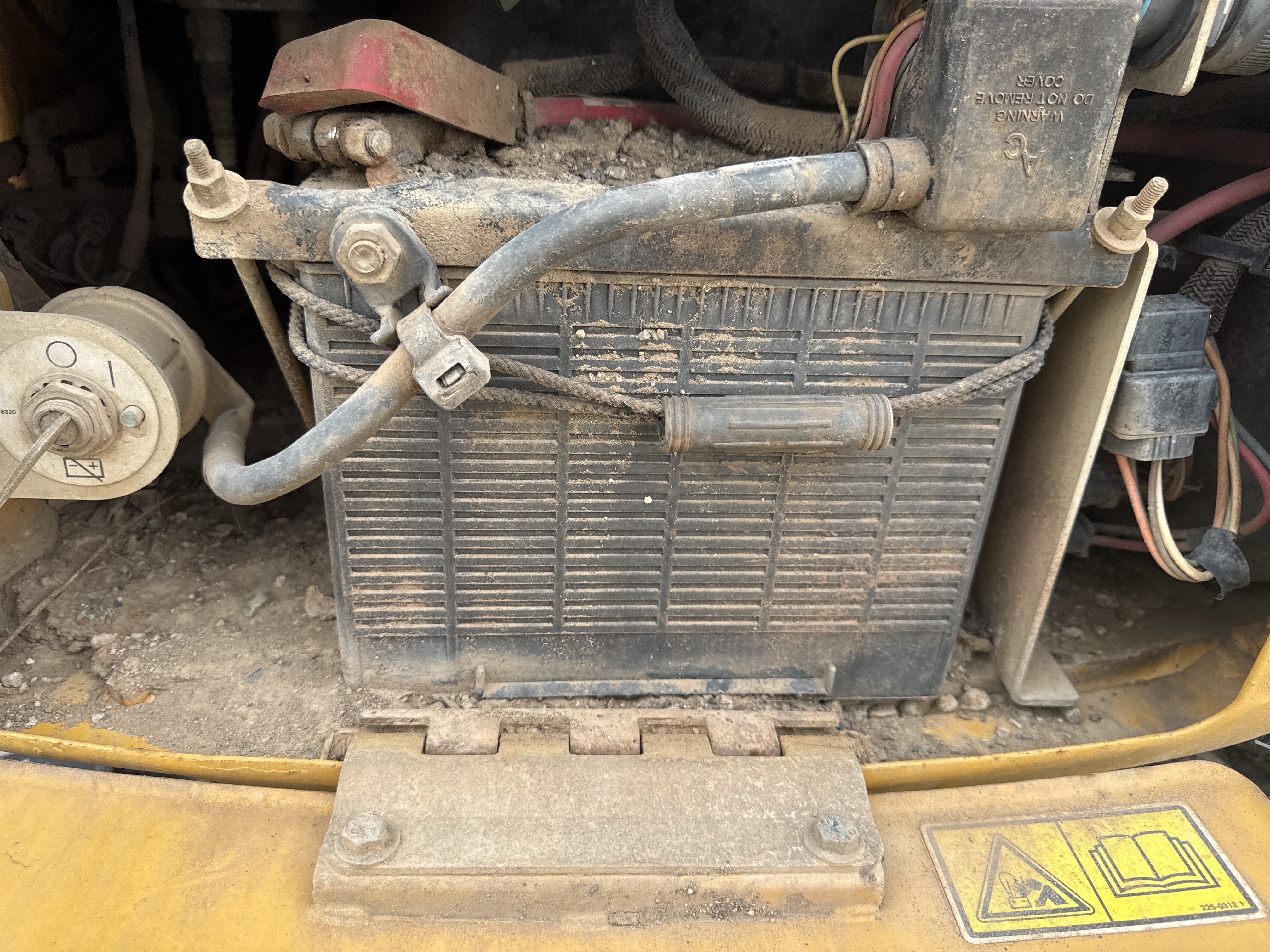 MNX-021-Cat-305E2-Mini-excavators-inspection-Electronics-Battery-1