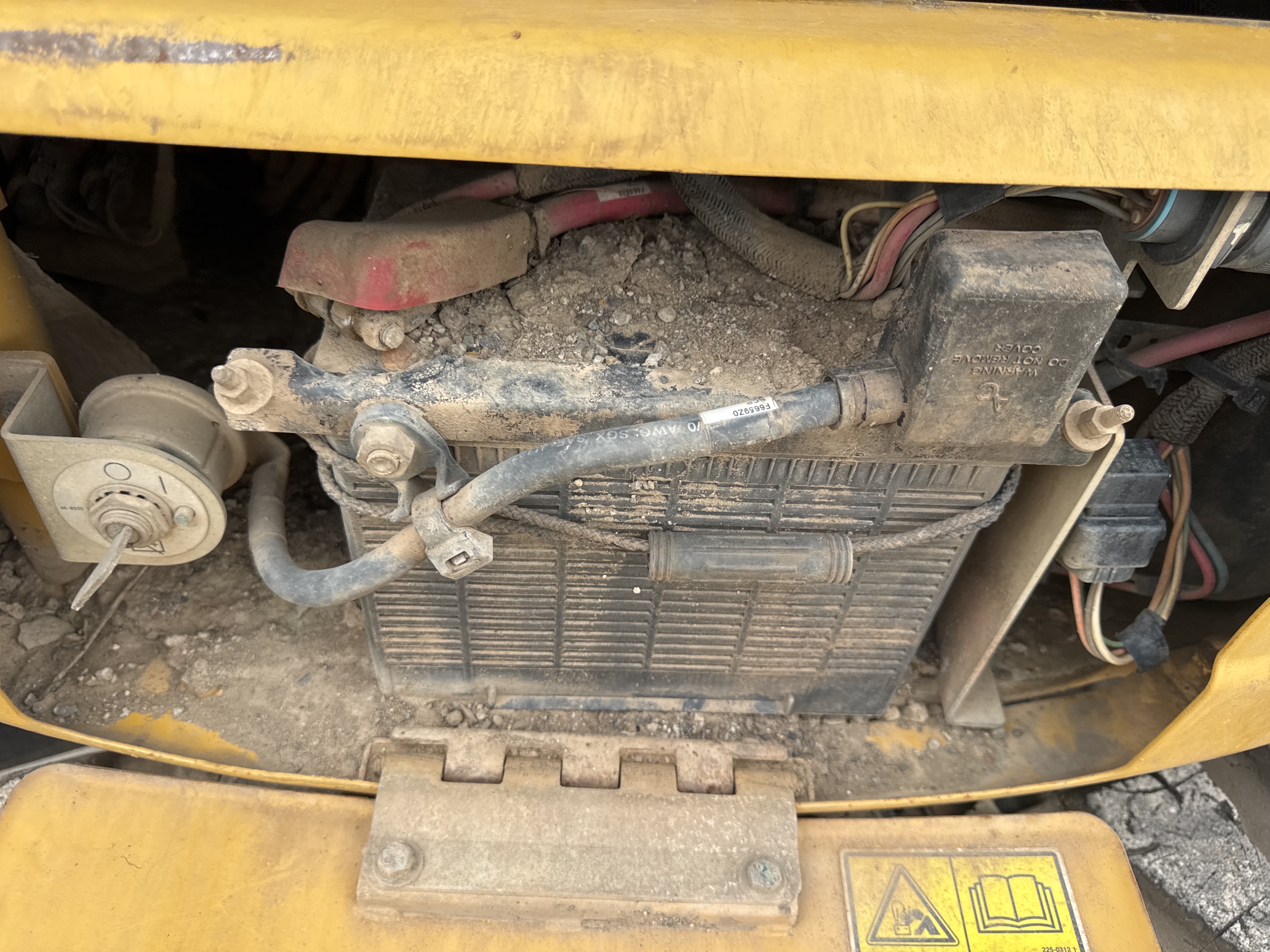 MNX-021-Cat-305E2-Mini-excavators-inspection-Electronics-Battery-1