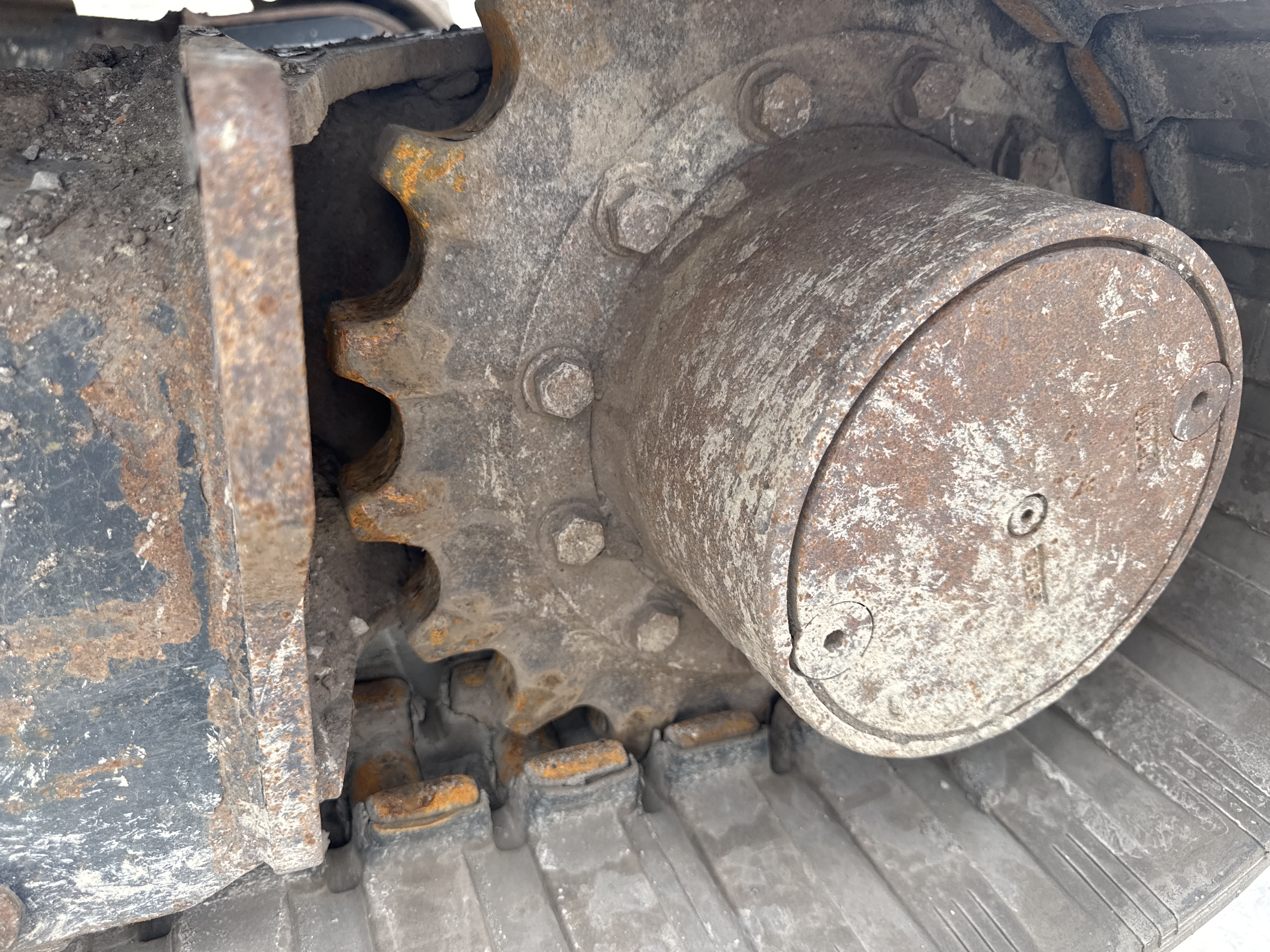 MNX-021-Cat-305E2-Mini-excavators-inspection-Undercarriage-Left-sprocket-1