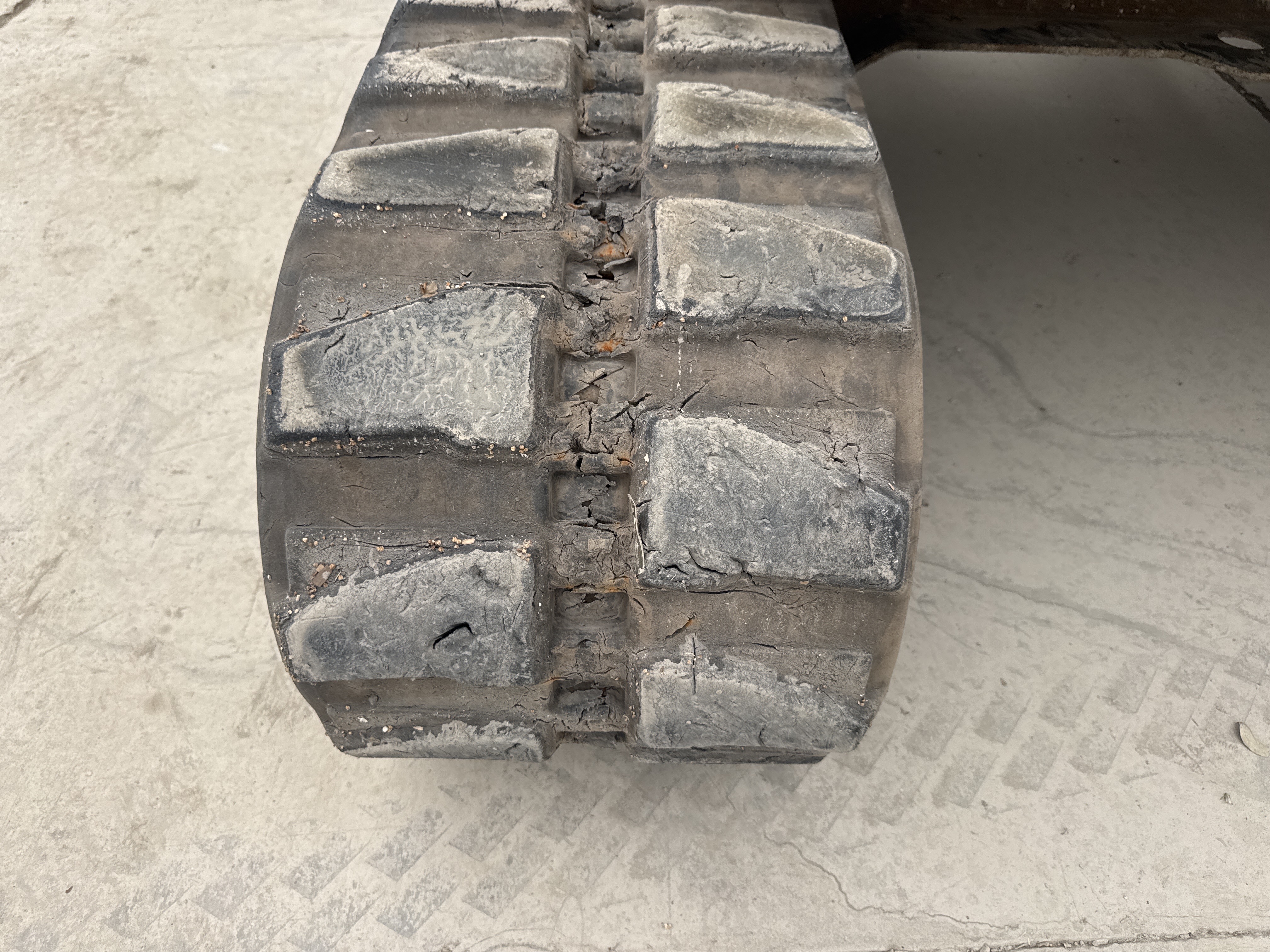 MNX-021-Cat-305E2-Mini-excavators-inspection-Undercarriage-Left-track-shoes-1