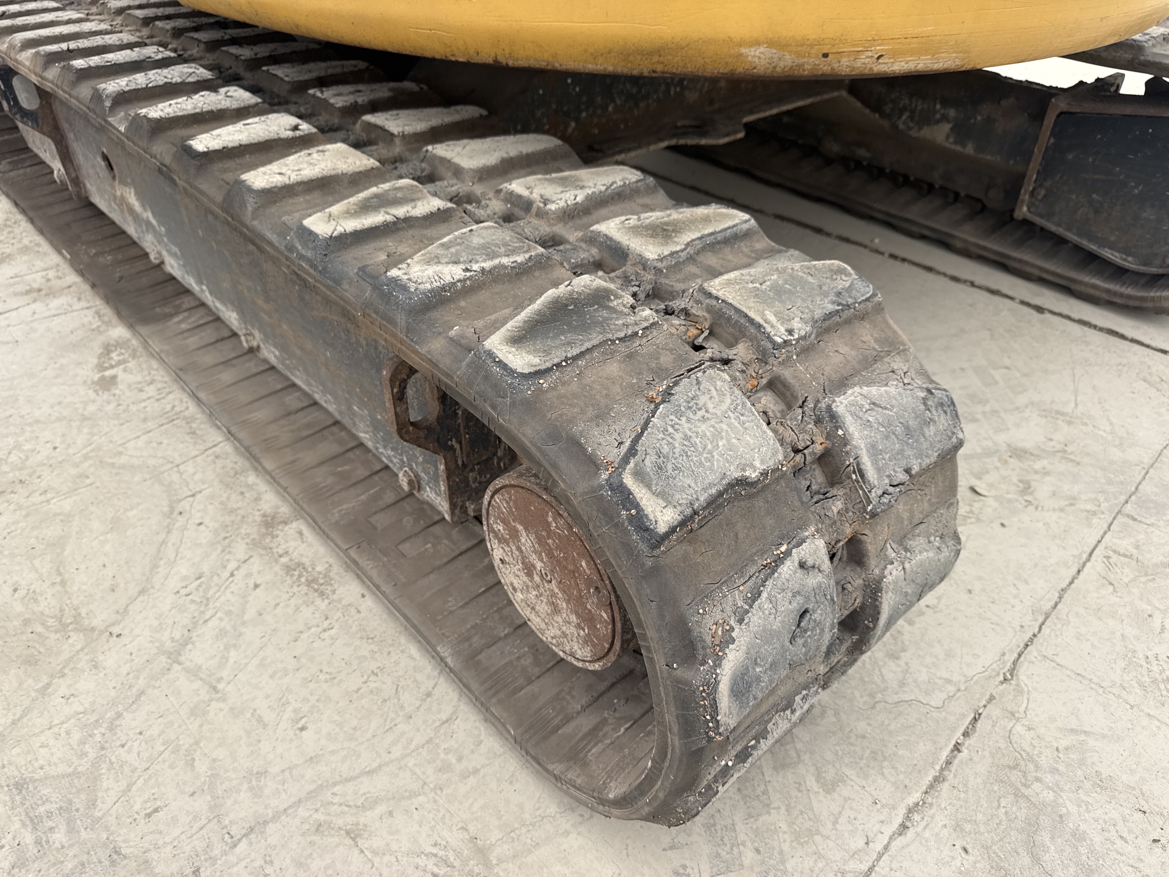 MNX-021-Cat-305E2-Mini-excavators-inspection-Undercarriage-Left-track-shoes-1
