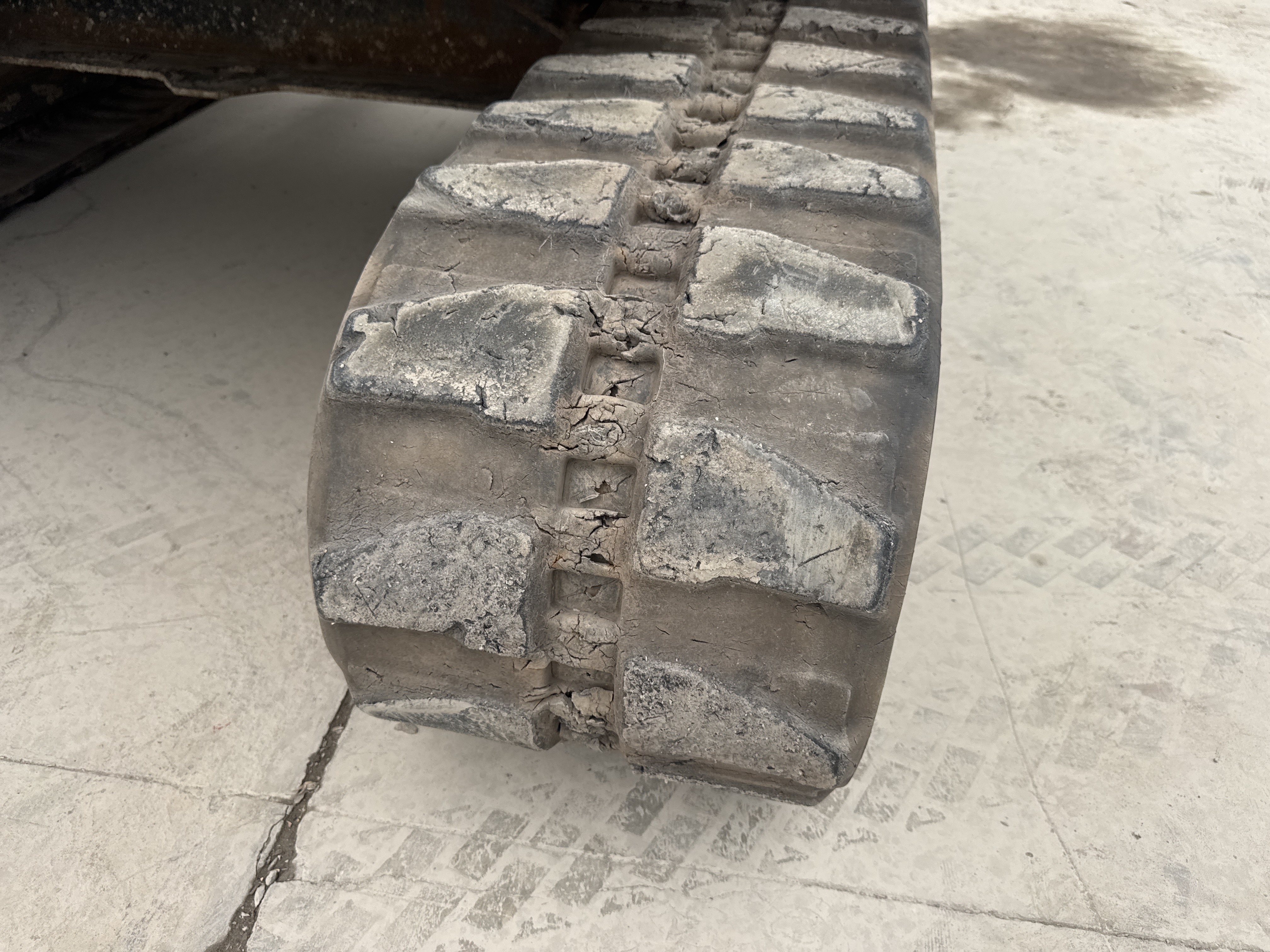 MNX-021-Cat-305E2-Mini-excavators-inspection-Undercarriage-Right-track-shoes-1