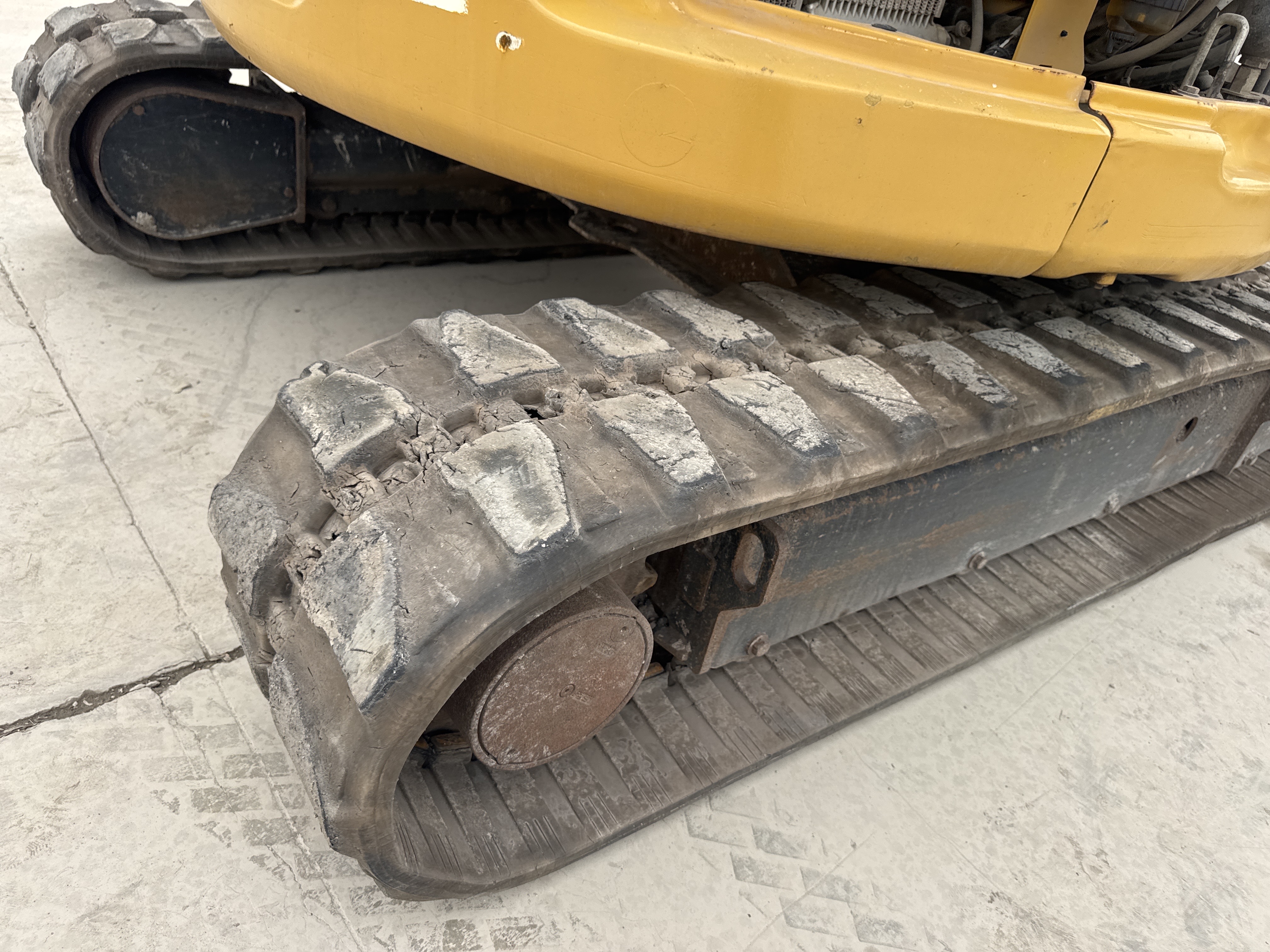 MNX-021-Cat-305E2-Mini-excavators-inspection-Undercarriage-Right-track-shoes-1