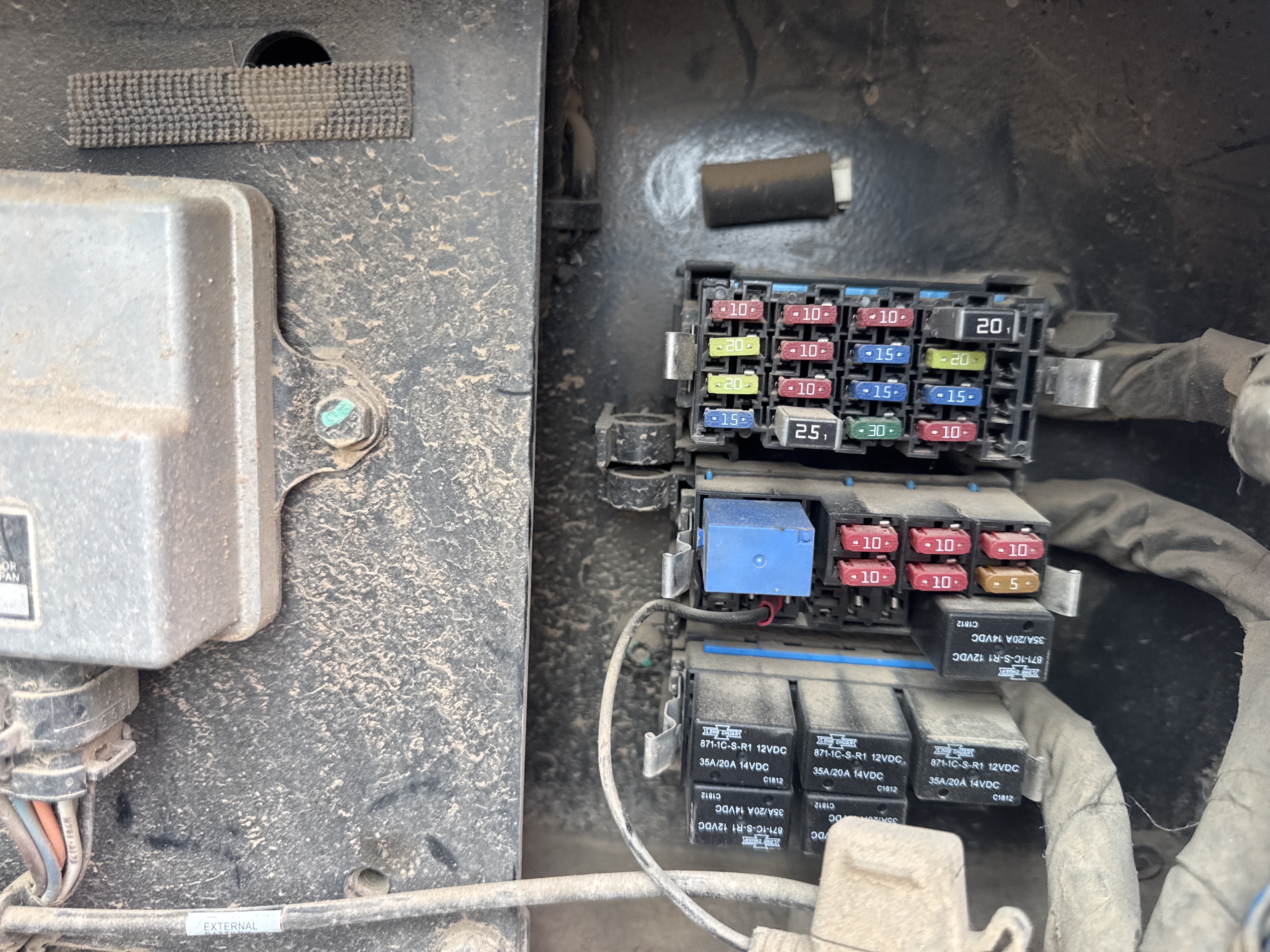 MNX-021-Cat-305E2-Mini-excavators-inspection-Electronics-Fuse-box-1