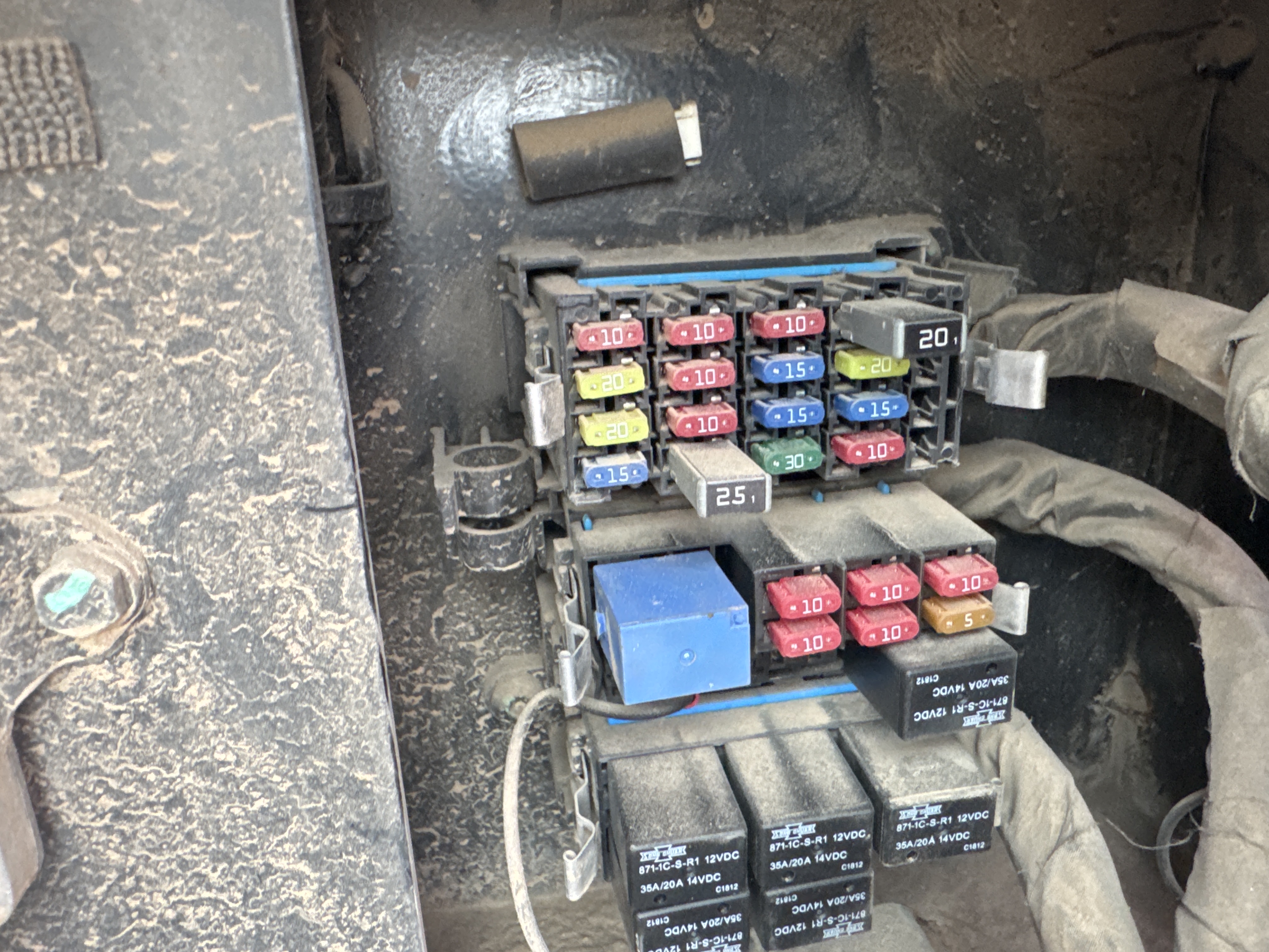 MNX-021-Cat-305E2-Mini-excavators-inspection-Electronics-Fuse-box-1