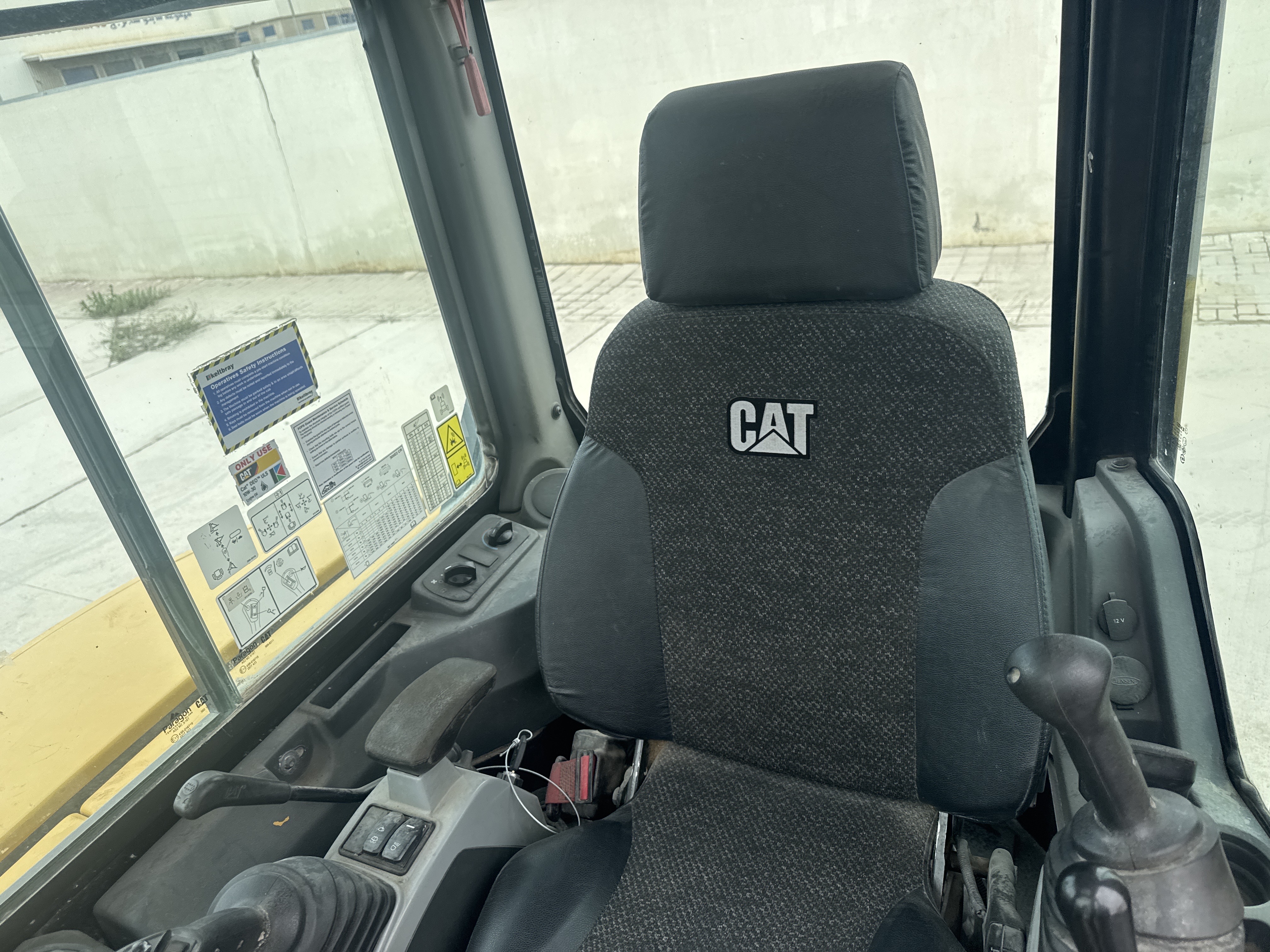 MNX-020-Cat-305E2-Mini-excavators-inspection-Cabin-Seats/armrests-1