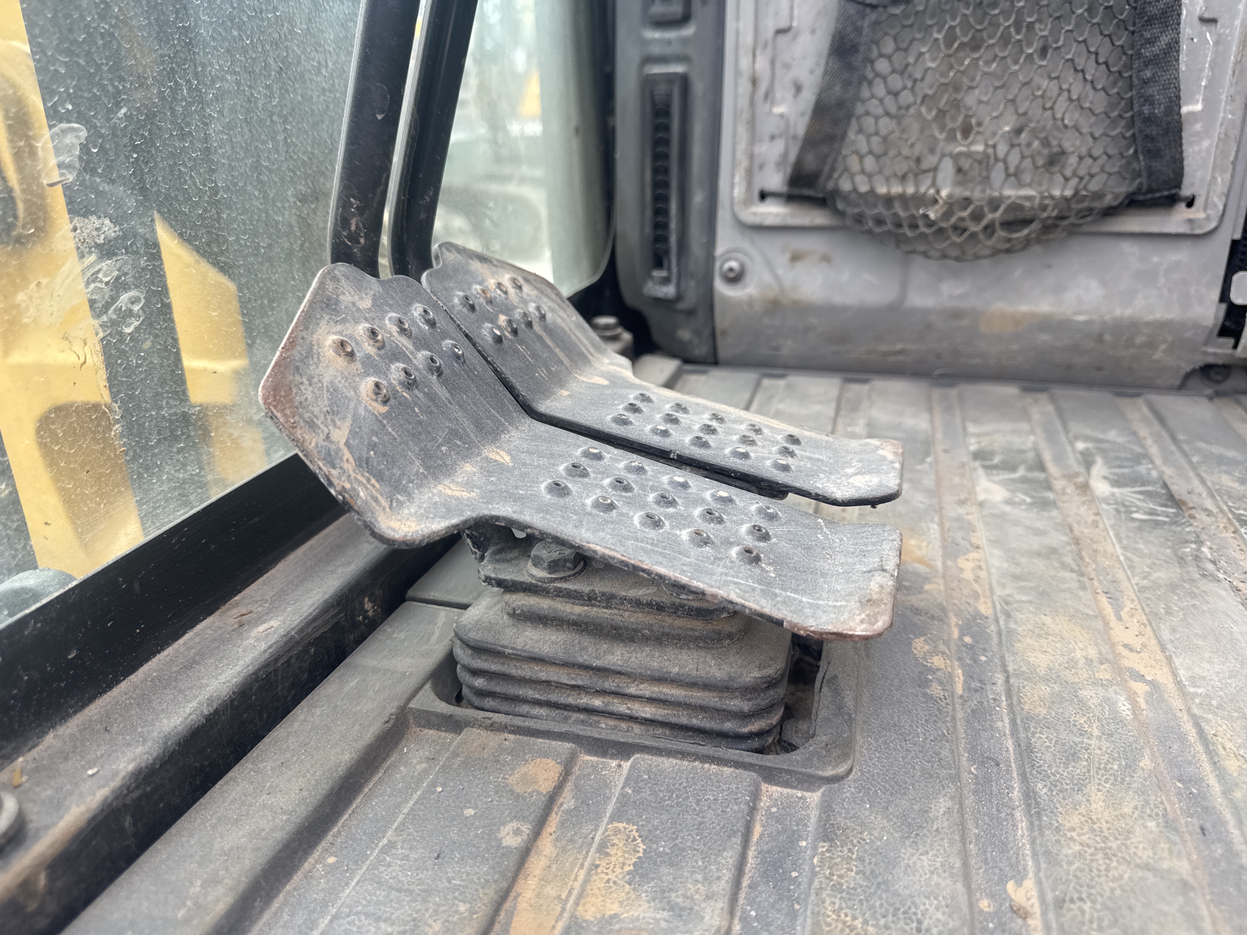 MNX-020-Cat-305E2-Mini-excavators-inspection-Cabin-Pedals-1
