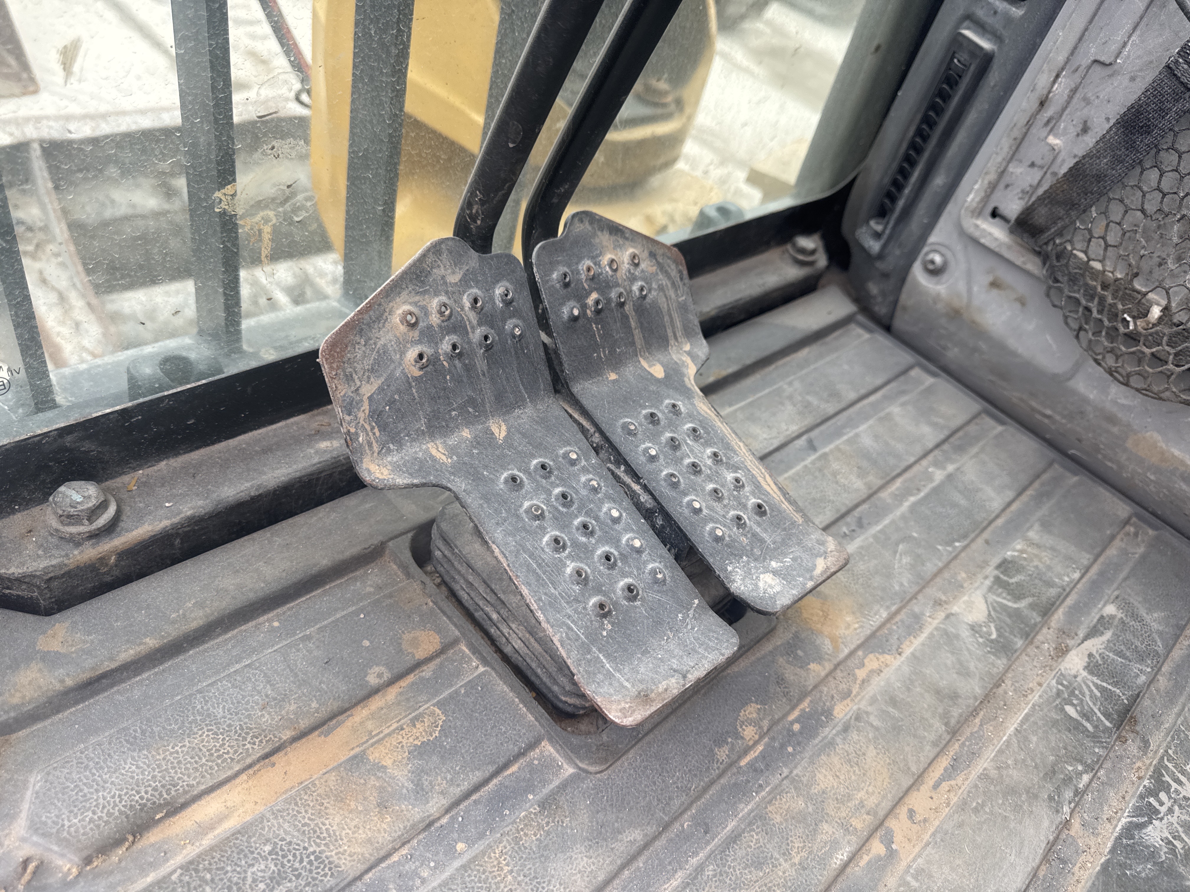 MNX-020-Cat-305E2-Mini-excavators-inspection-Cabin-Pedals-1