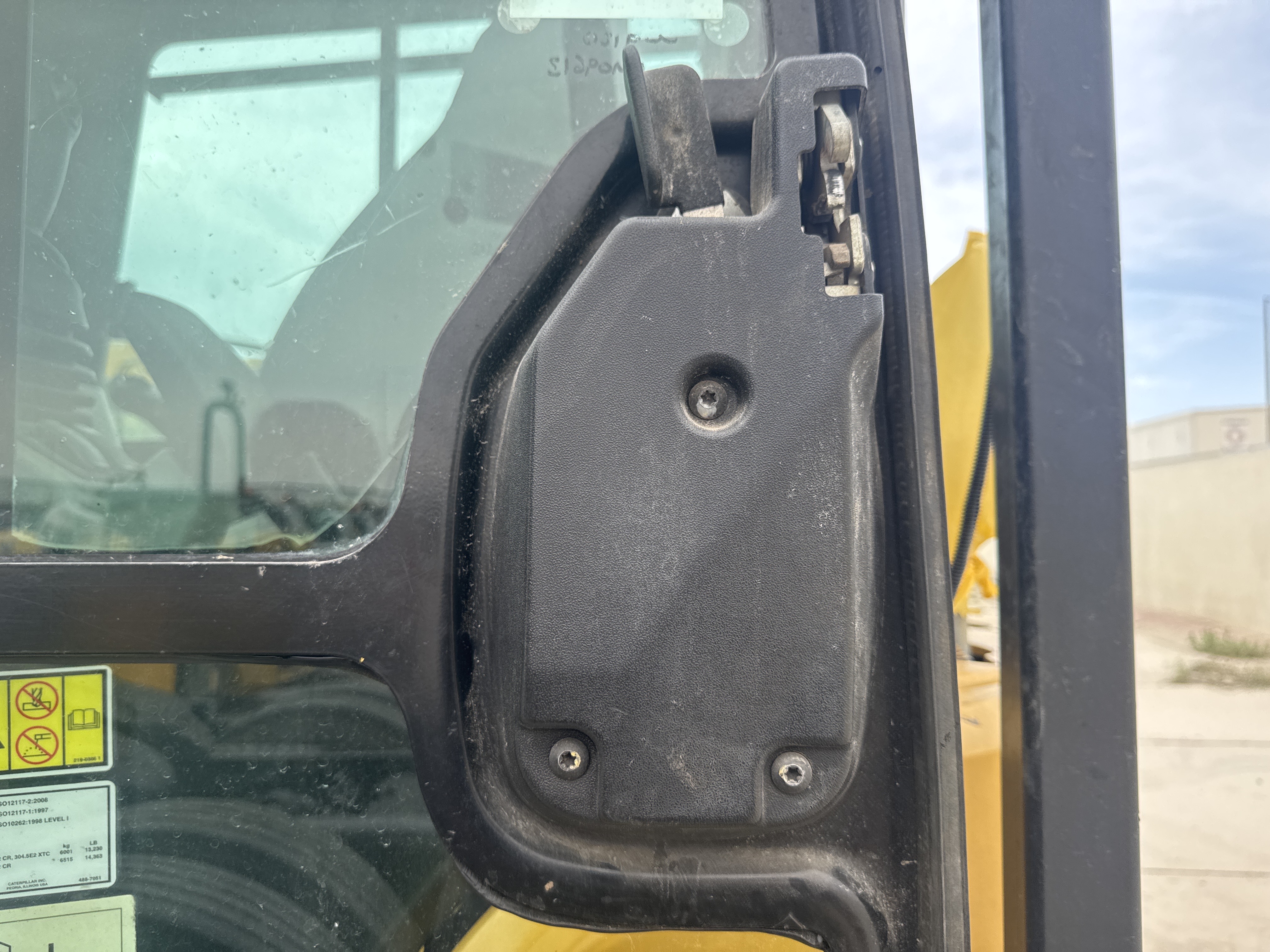 MNX-020-Cat-305E2-Mini-excavators-inspection-Cabin-Door-handles-1