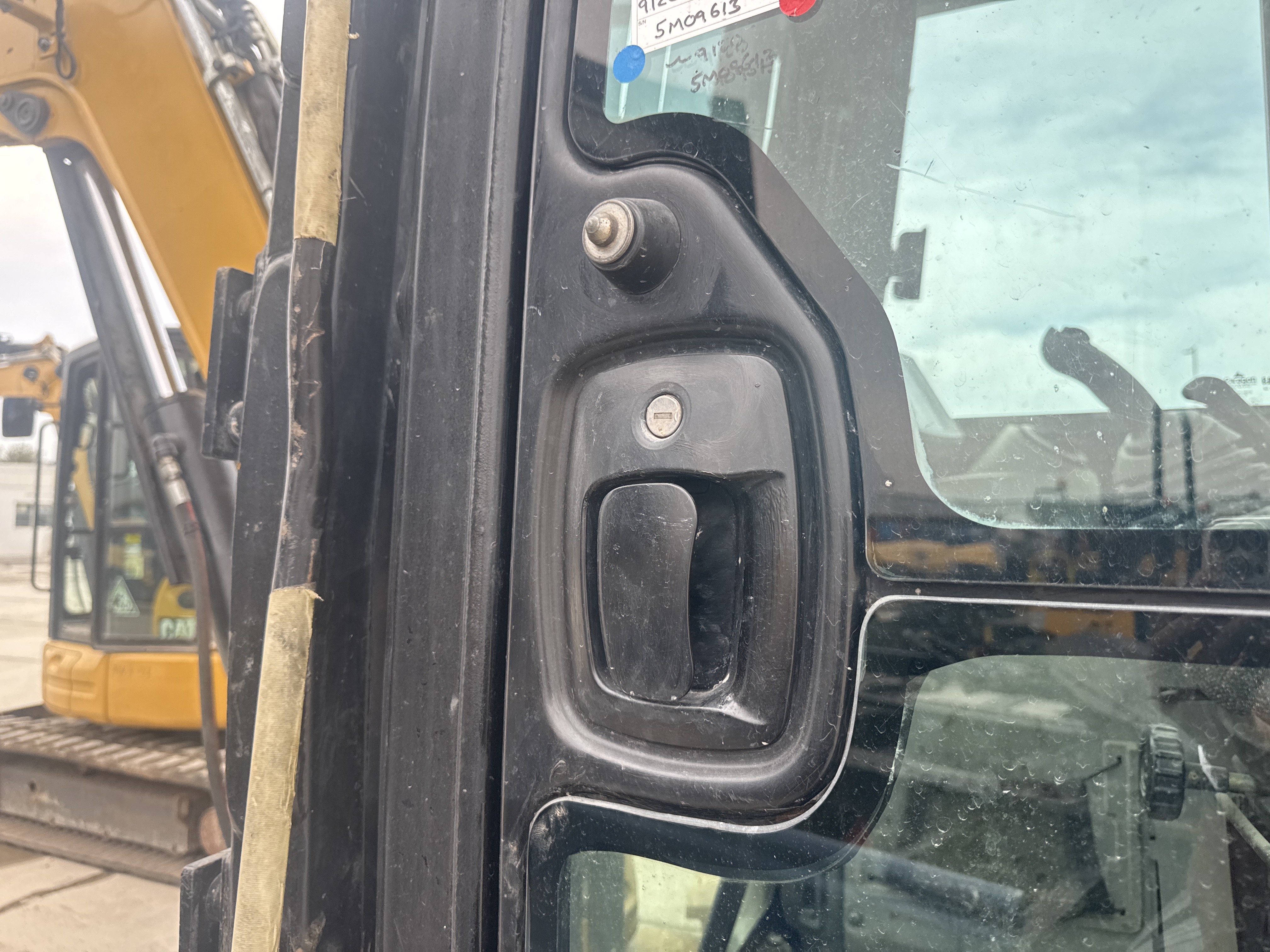 MNX-020-Cat-305E2-Mini-excavators-inspection-Cabin-Door-handles-1