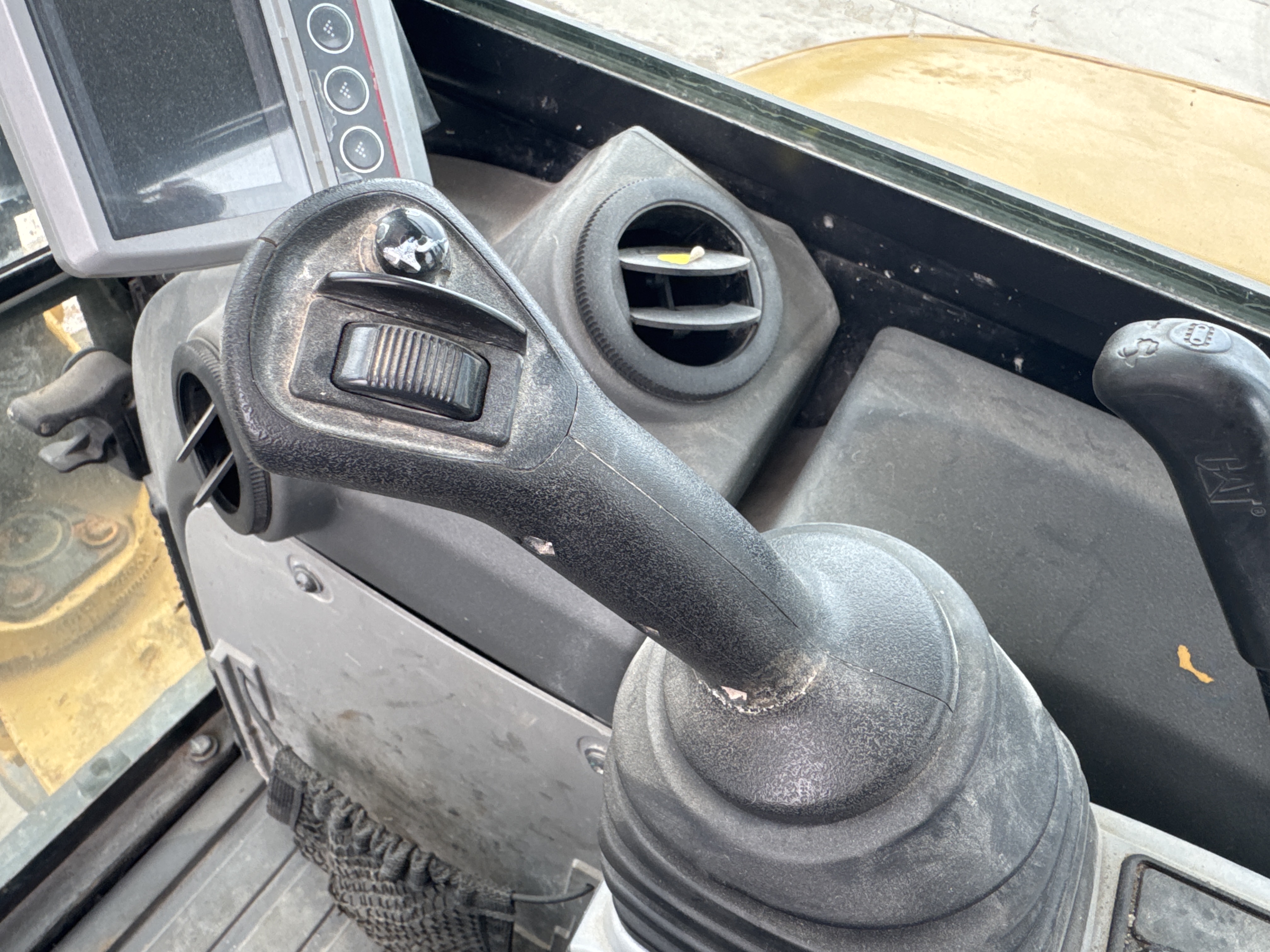 MNX-020-Cat-305E2-Mini-excavators-inspection-Cabin-Joysticks-1