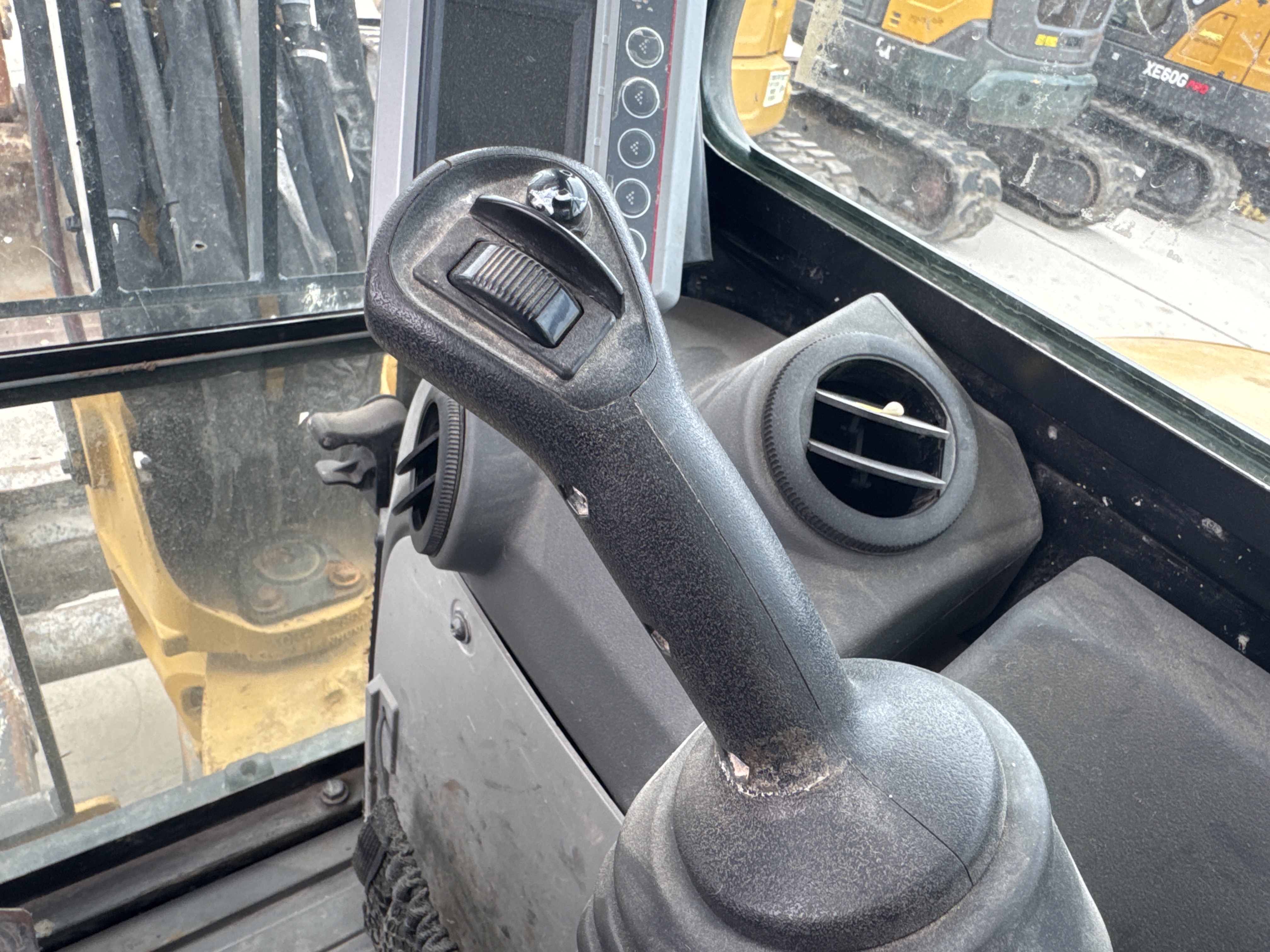 MNX-020-Cat-305E2-Mini-excavators-inspection-Cabin-Joysticks-1