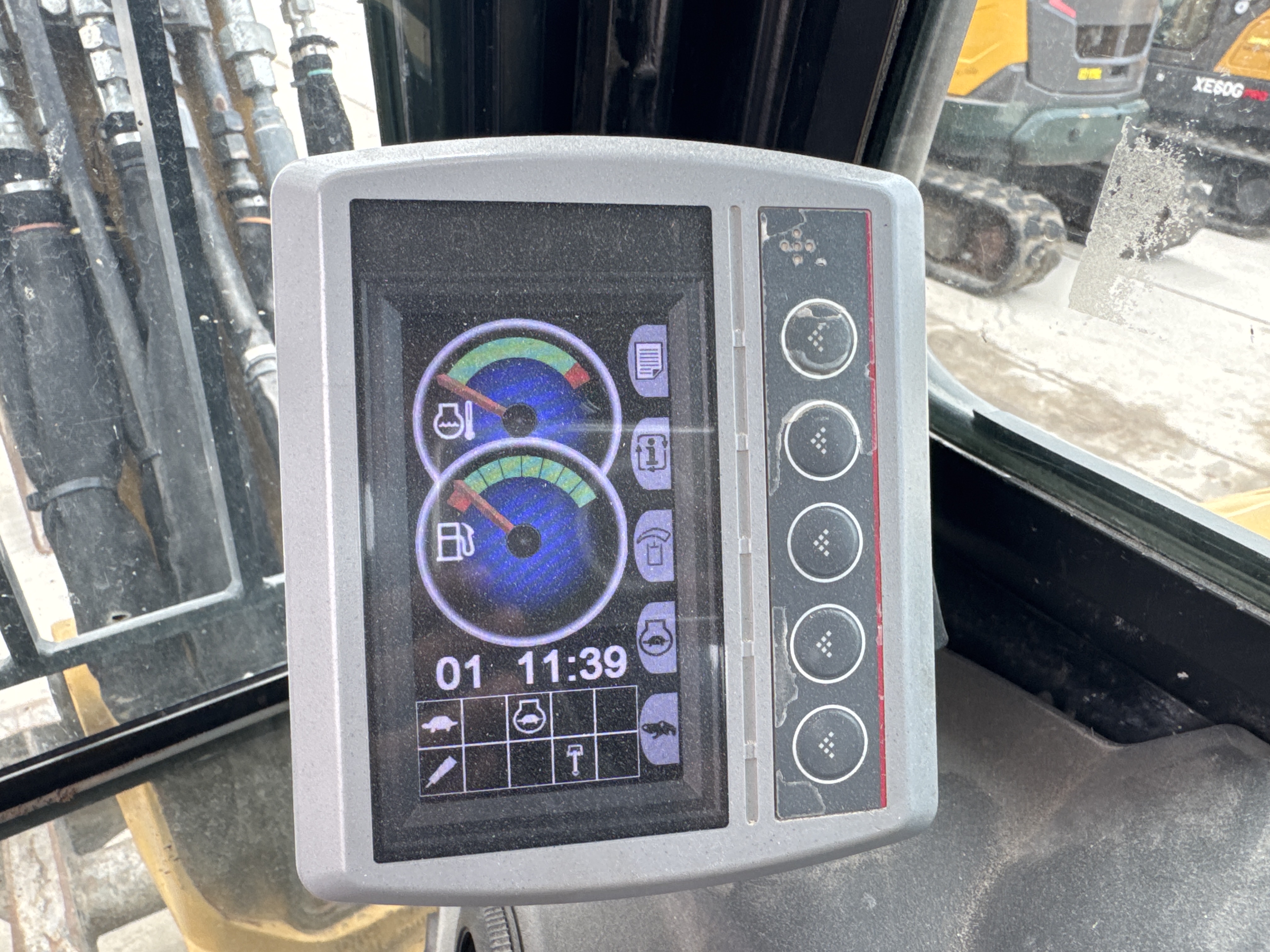 MNX-020-Cat-305E2-Mini-excavators-inspection-Cabin-Instrument-cluster-1