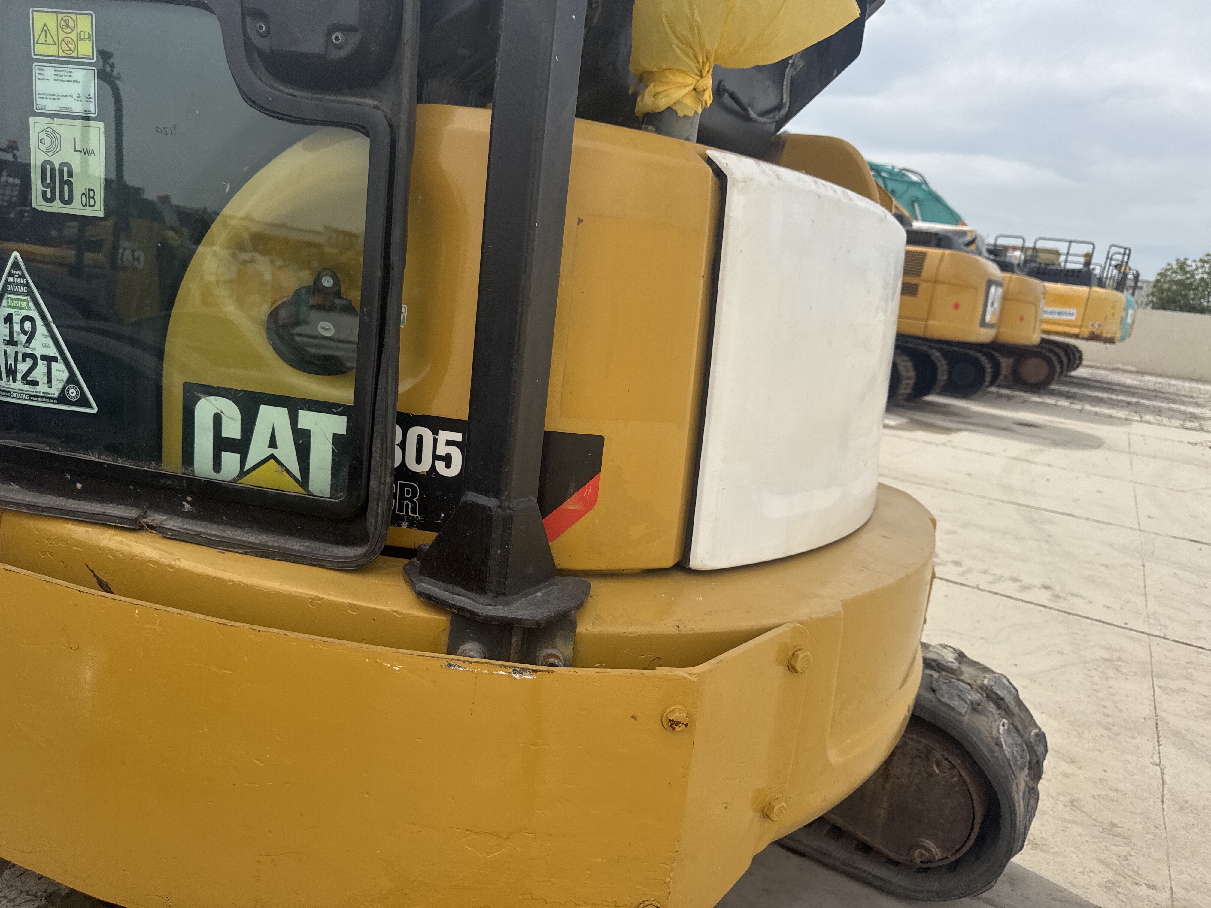 MNX-020-Cat-305E2-Mini-excavators-inspection-Structure-Paint-1