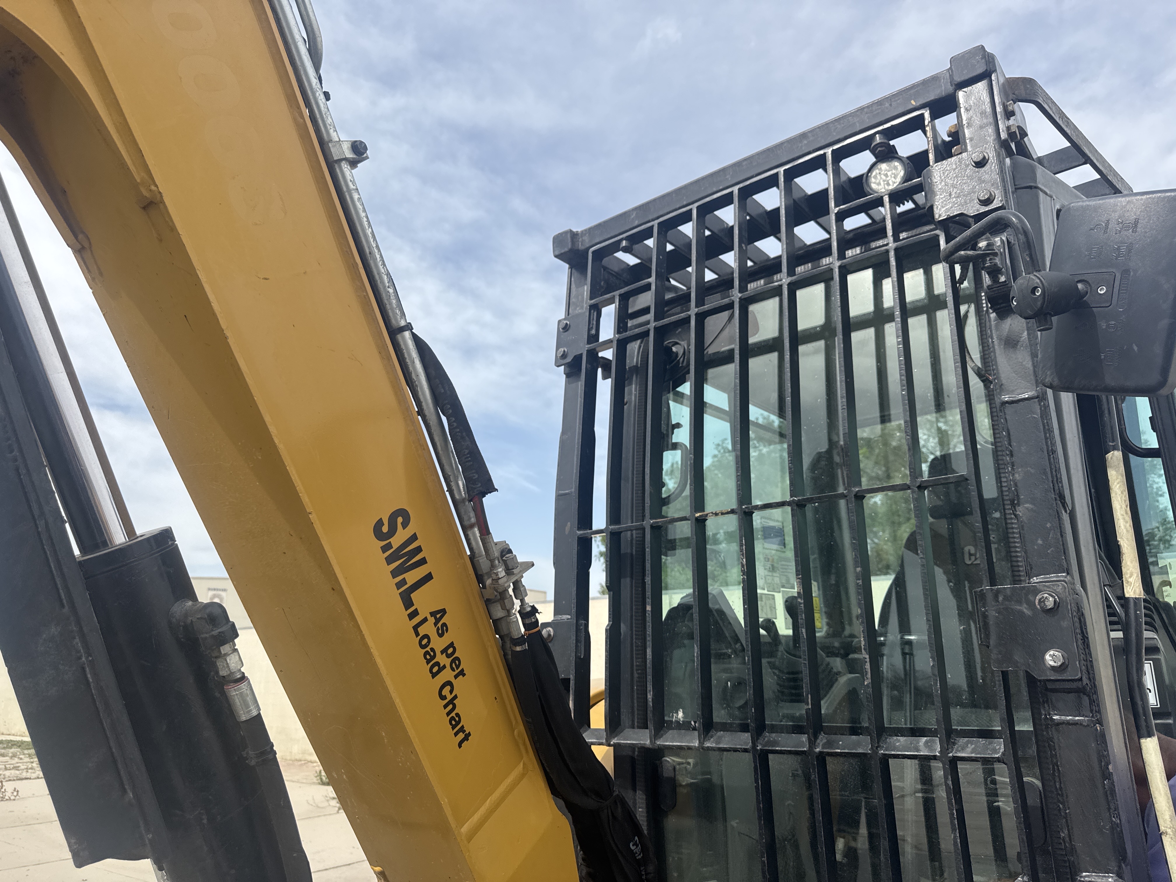 MNX-020-Cat-305E2-Mini-excavators-inspection-Structure-Paint-1
