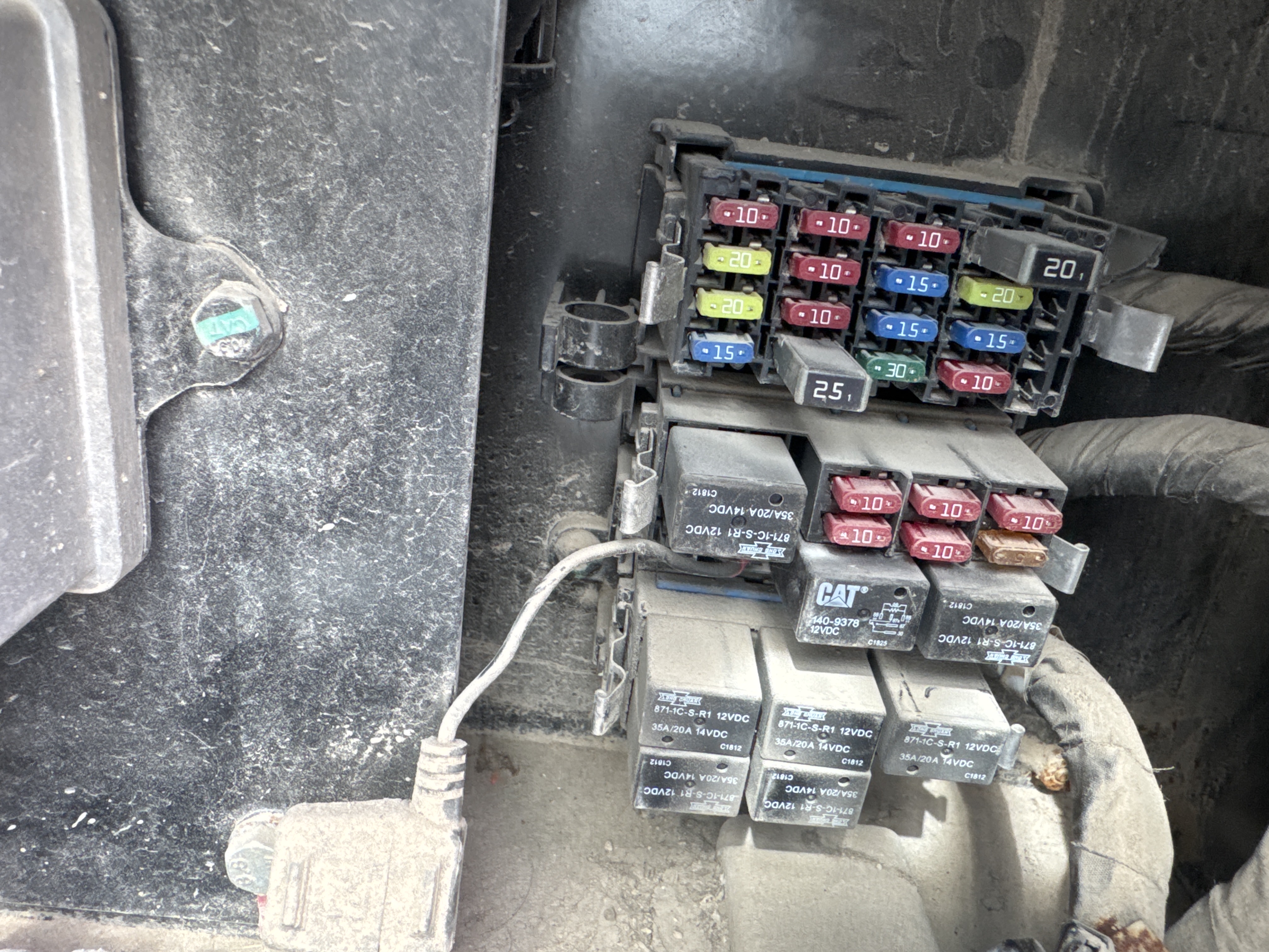 MNX-020-Cat-305E2-Mini-excavators-inspection-Electronics-Fuse-box-1