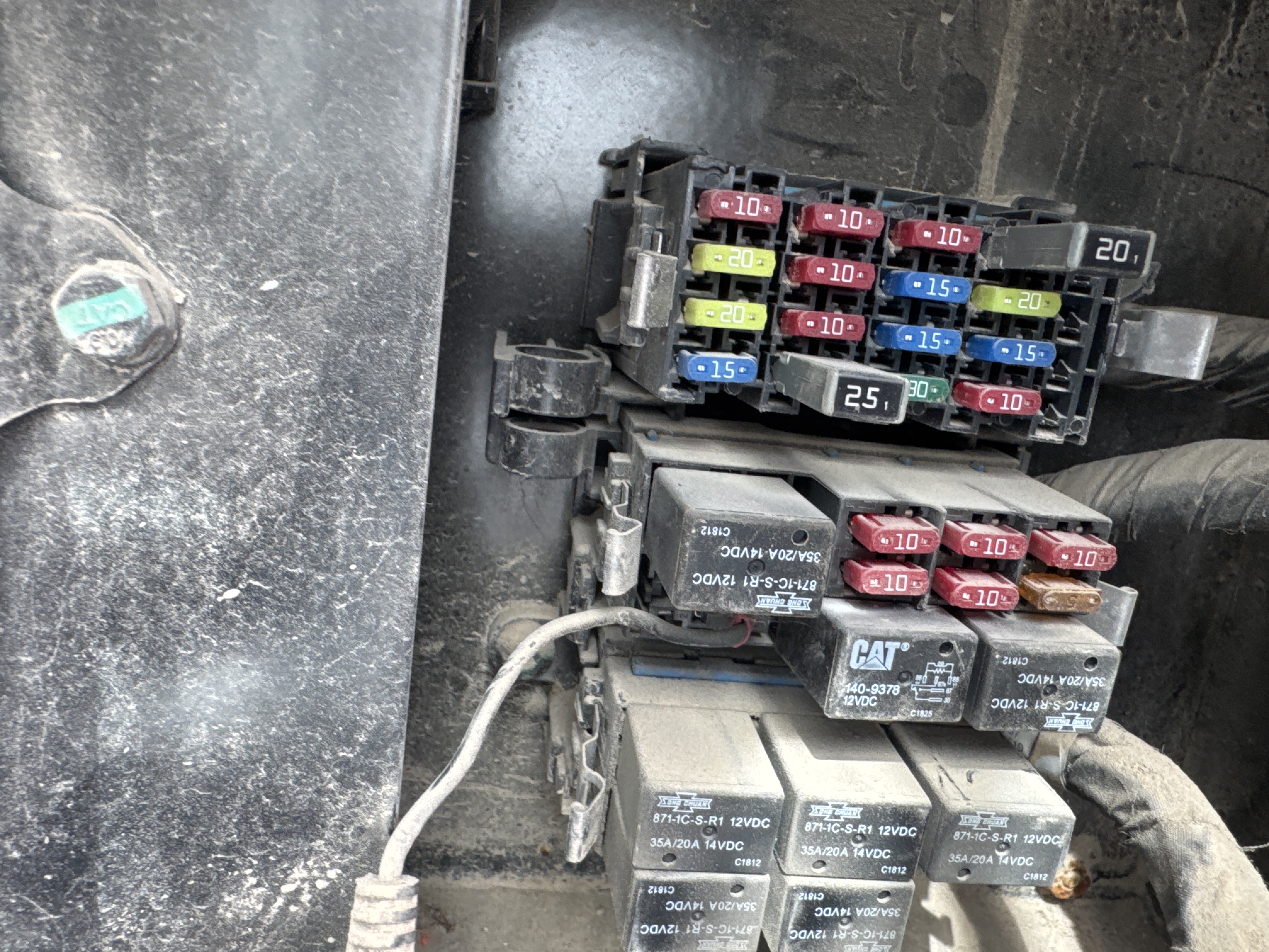 MNX-020-Cat-305E2-Mini-excavators-inspection-Electronics-Fuse-box-1