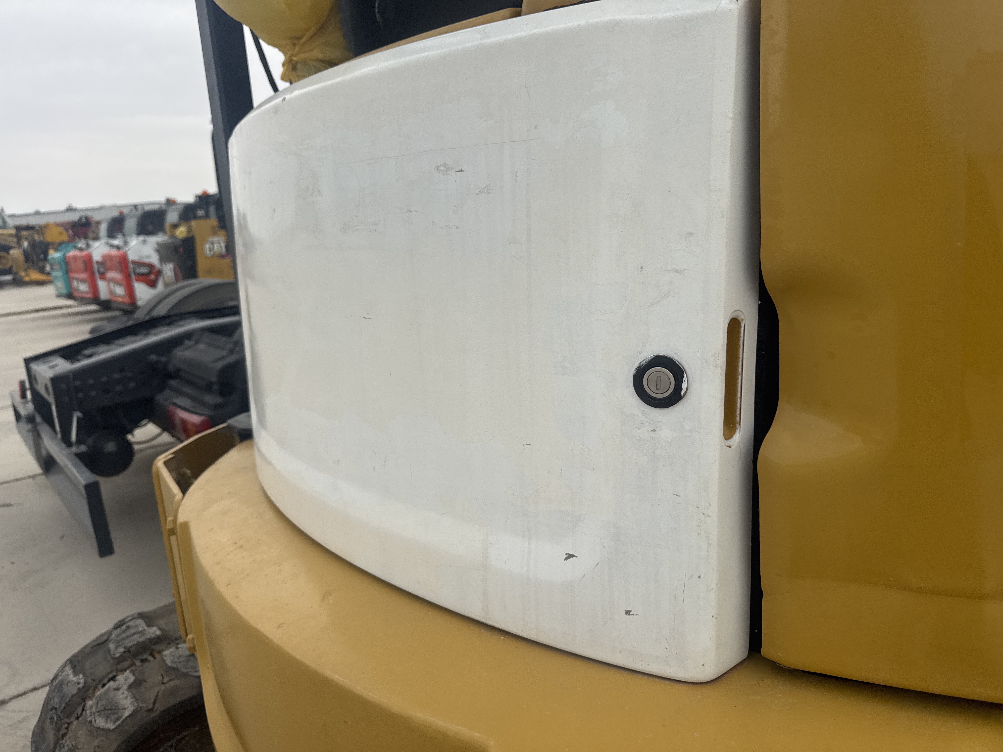 MNX-020-Cat-305E2-Mini-excavators-inspection-Structure-Sheet-metal-(fiberglass)-1