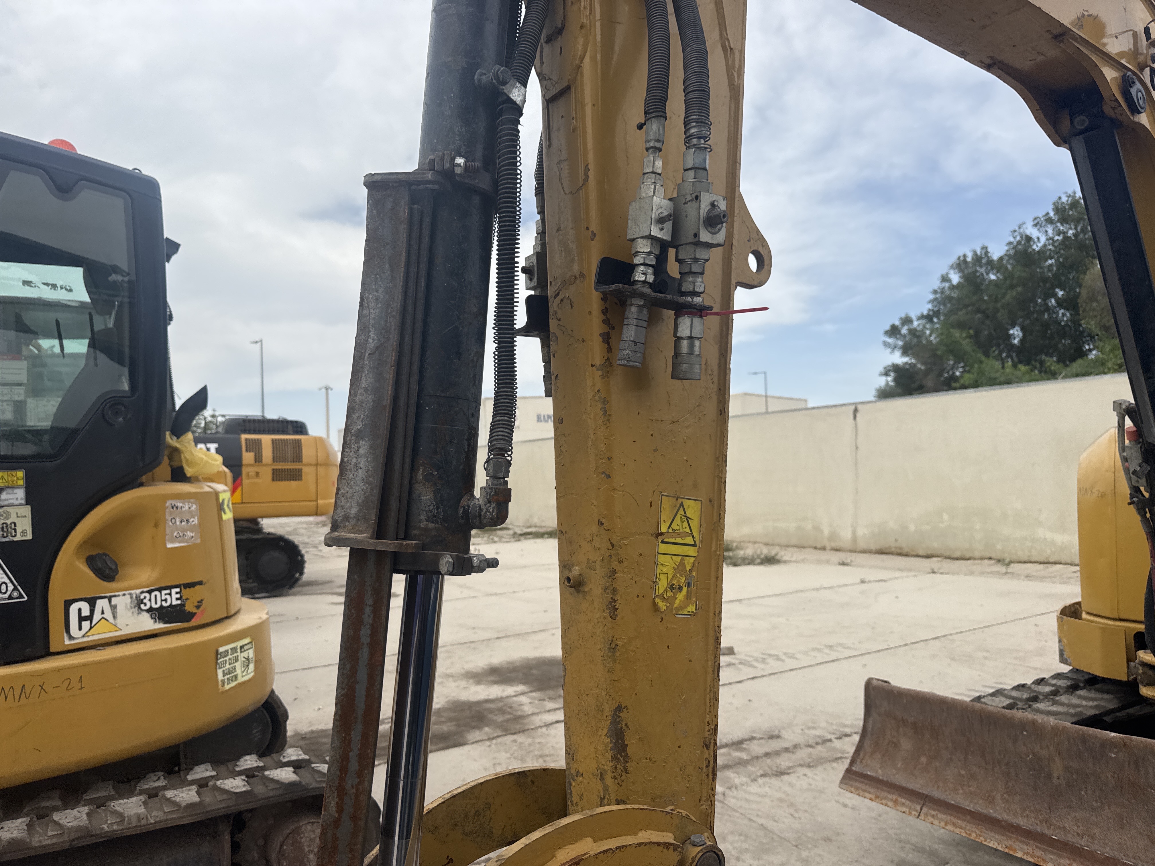 MNX-020-Cat-305E2-Mini-excavators-inspection-Chassis-Stick-1
