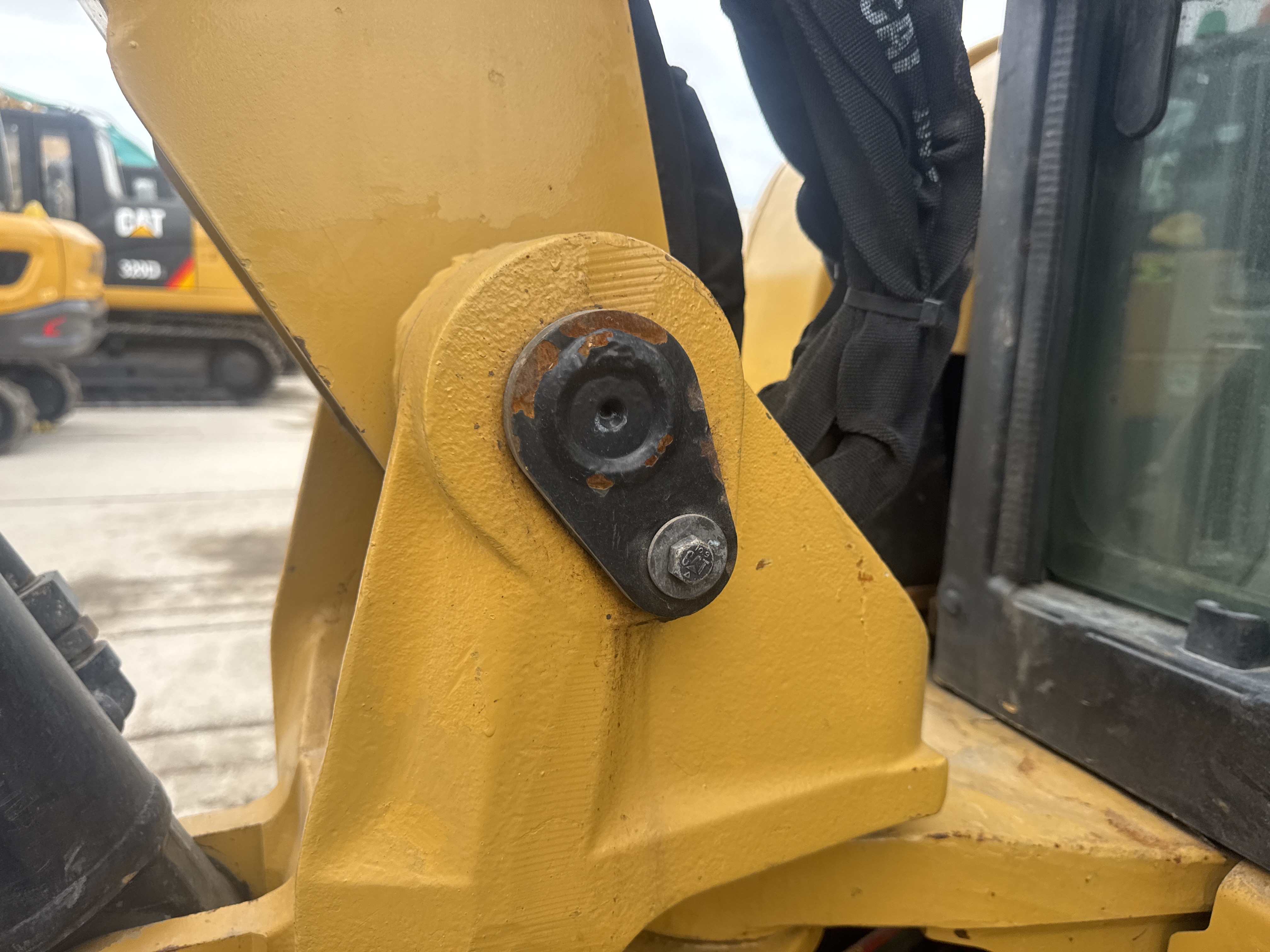 MNX-020-Cat-305E2-Mini-excavators-inspection-Chassis-Boom-base-pin-and-bushings-1