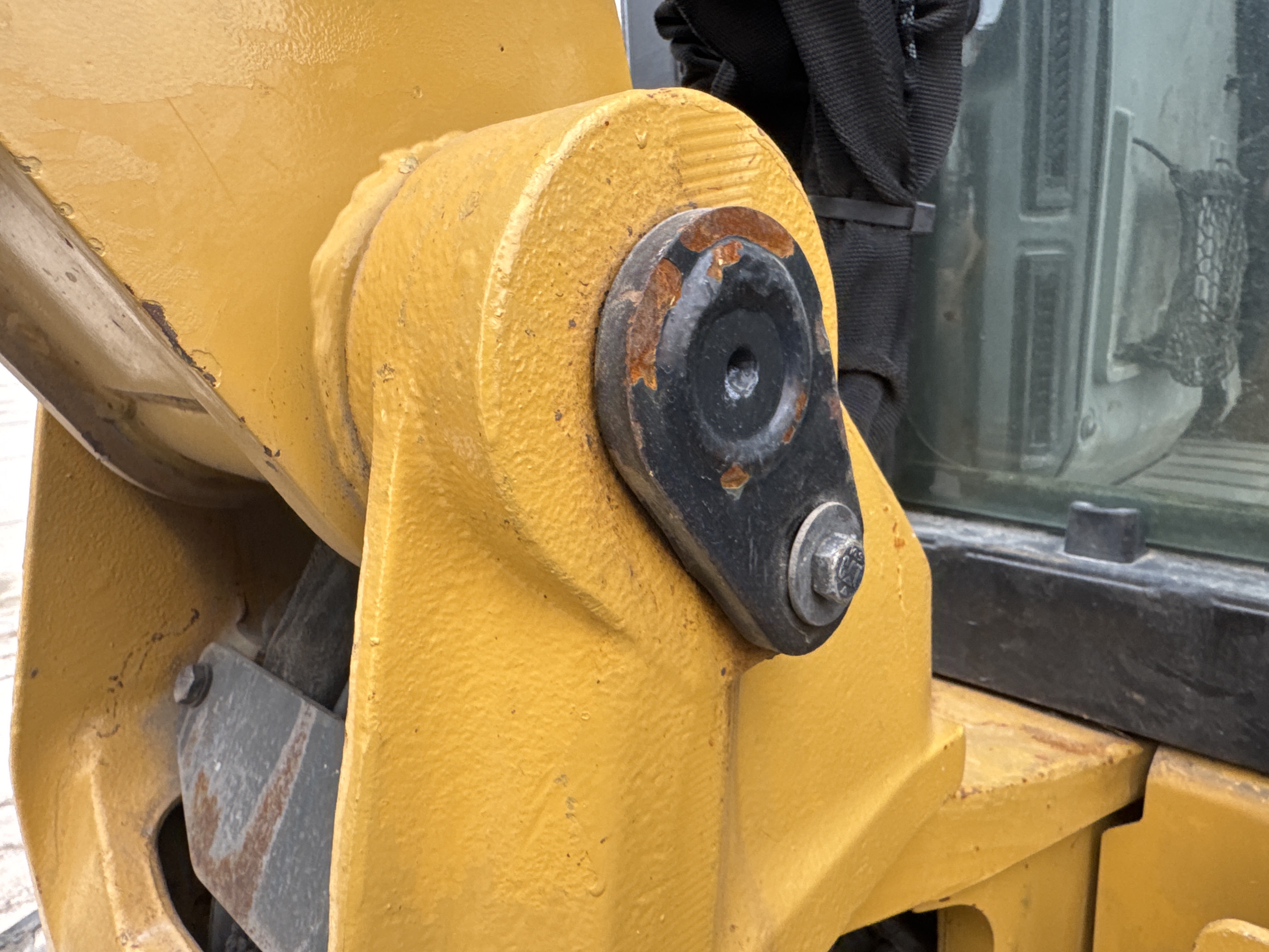 MNX-020-Cat-305E2-Mini-excavators-inspection-Chassis-Boom-base-pin-and-bushings-1